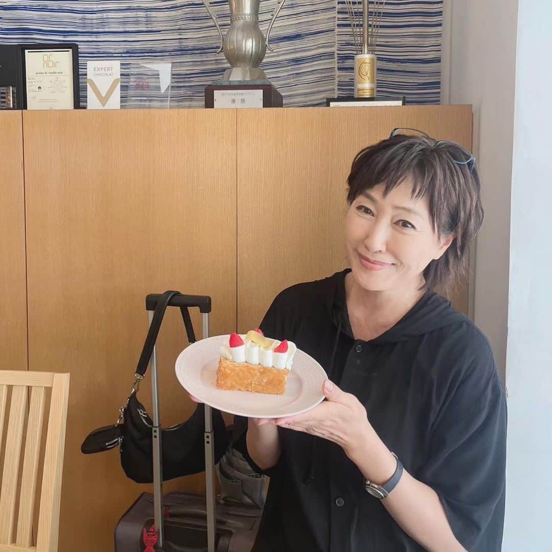 高島礼子さんのインスタグラム写真 - (高島礼子Instagram)「実は、京都で大好きなケーキ屋さん 事務所の大先輩、寺門ジモンさんにご紹介していただいたんですが 美味し過ぎて いつもは、ひとつでは我慢ならず複数いっちゃいます💦  そして、今日も炎天下 ウォーキングに励みました🚶‍♀️  #京都 #ケーキ #寺門ジモン  さん #ウォーキング #グラン・ヴァニーユ」8月19日 15時46分 - reico.official