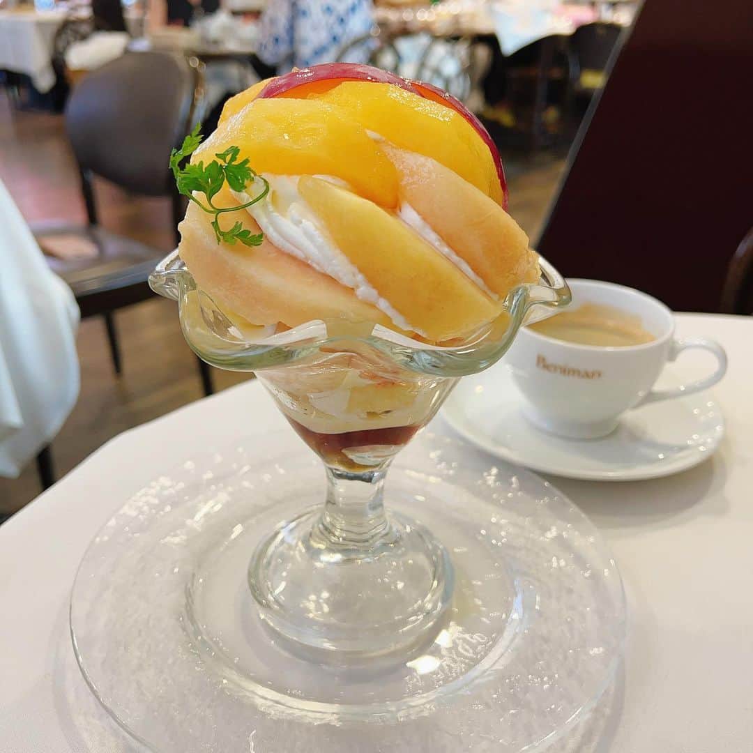 梅津有希子のインスタグラム：「夏休み満喫中☀️ 神戸三宮のフルーツサロン「Beniman」で、桃とすもものパフェ。 東京でいうところの、千疋屋フルーツパーラーみたいな感じかな？  上質なフルーツをたっぷり使用したパフェ。並んでる人もいたけど、運良く並ばず入れた🙌  「桃とシャインマスカットのパフェ」と迷ったけど、店員さんに相談すると、何を優先させるかですね。桃とすももははもうすぐ終わりますが、シャインマスカットはこの先まだ長く楽しめます」とのこと。  「そうだよな〜」と、桃とすももに決定。シャインマスカットのパフェは、これからあちこちのお店で、しばらくの間登場するのは目に見えている。  フレッシュな桃とすももがたっぷり。みずみずしくて、甲子園取材でほてった身体にしみわたる…🍑  おいしかった！  #パフェ#桃パフェ #beniman #神戸カフェ」