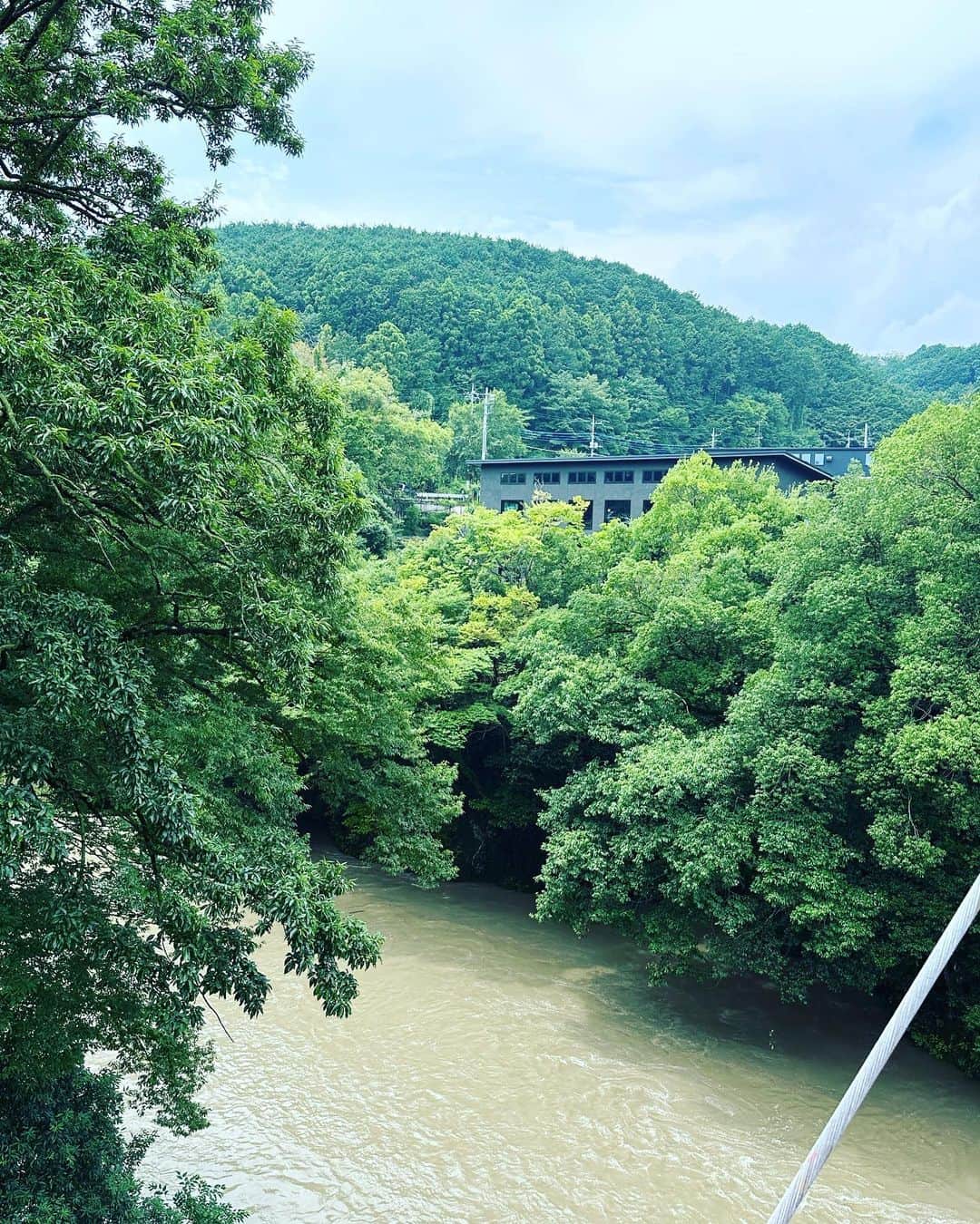 のインスタグラム：「飯能のCARVAAN CRAFTBEER＆GRILLで、子供達とお肉のランチを食べてきた。写ってないけど、ここのハリッサソースにつけて食べるフライポテトも美味しくて好きです。」