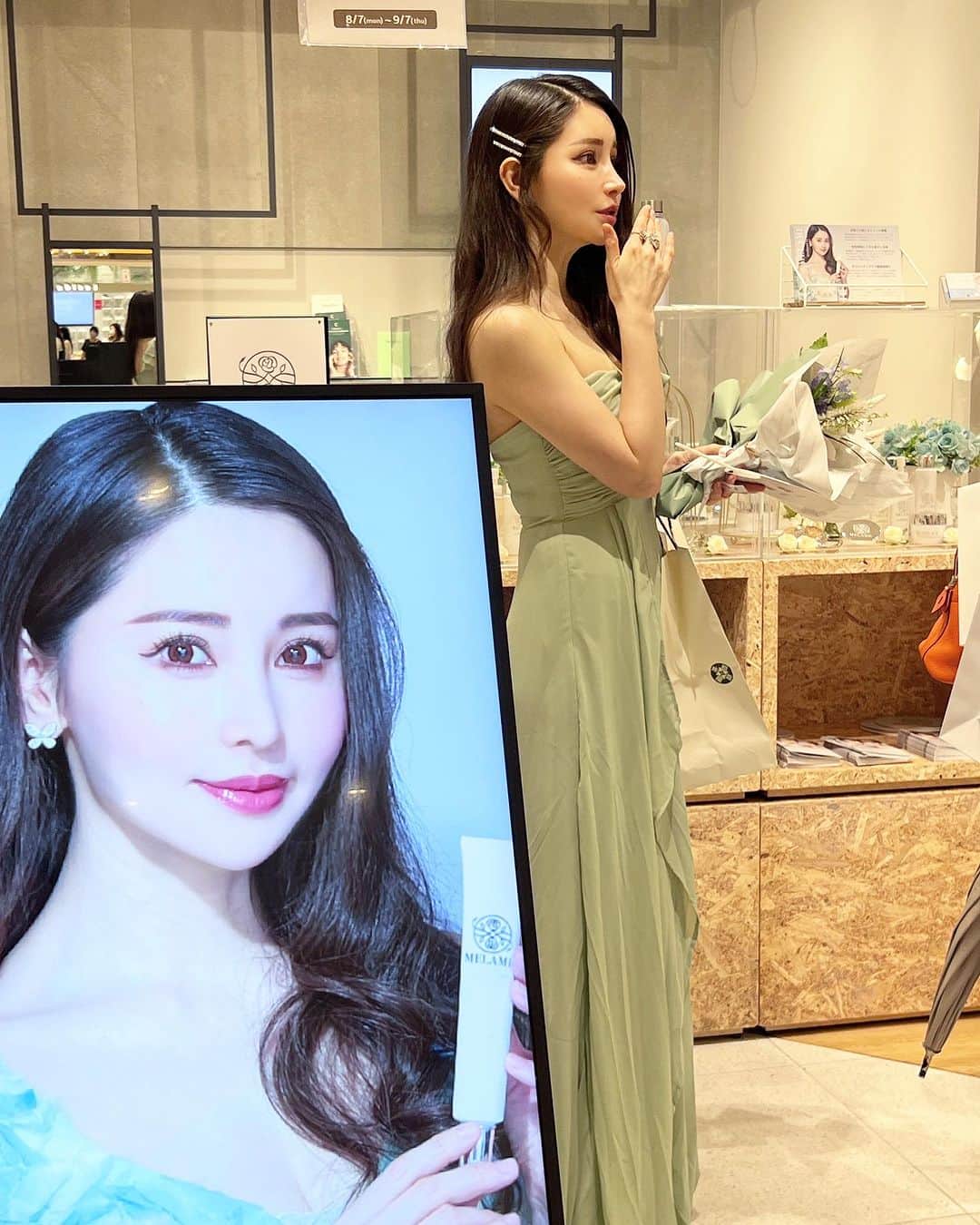 のインスタグラム：「💐💐💐  お花やお菓子まで、、 たくさんたくさん ありがとうございました😭🤍  また９月にお会いいたしましょう🤍  有楽町丸井2階concept shop ポップアップ期間9/14〜9/20  イベントは9/16を予定しています。  肌本来の美しさを呼び覚ます 新エイジングケア🤍🕊️  それがMELAMEメラミーです🤍 @melame_official   #MELAME #メラミー #MELAMEスキンケア #MELAMEポップアップ #ポップアップイベント」