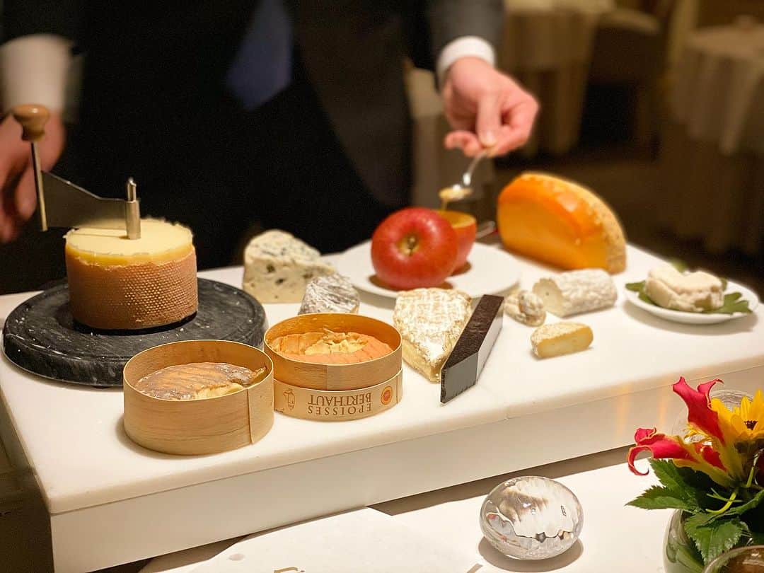 東京外食女さんのインスタグラム写真 - (東京外食女Instagram)「#銀座 #レカン  「フレンチこそこのチーズを 食べるために来てるくらい。」  ワインも飲めないのに そういうので、 私も珍しくチーズに付き合ってみる。  見事に好みが分かれて わたしは「とにかく臭いのがお好きなんですね」 と言われる始末。笑  そうですよ。 匂いの強いもの、ではなく、 臭いものが好きなんです。  美しいチーズと 臭いにフォーカスした会話は 儚くも永遠の思い出として 心に刻む。  香りは見た目の記憶よりも 残るというから まあ残るだろう。  #lecrin #銀座レカン #銀座フレンチ #アニバーサリー #銀座ディナー #銀座デート #ginza #french #foodstagram  #foodie #gourmet #japantravel  #japan  #japanlife  #tokyogaishokuonna  #東京グルメ #東京外食女」8月19日 15時58分 - himeno_0729