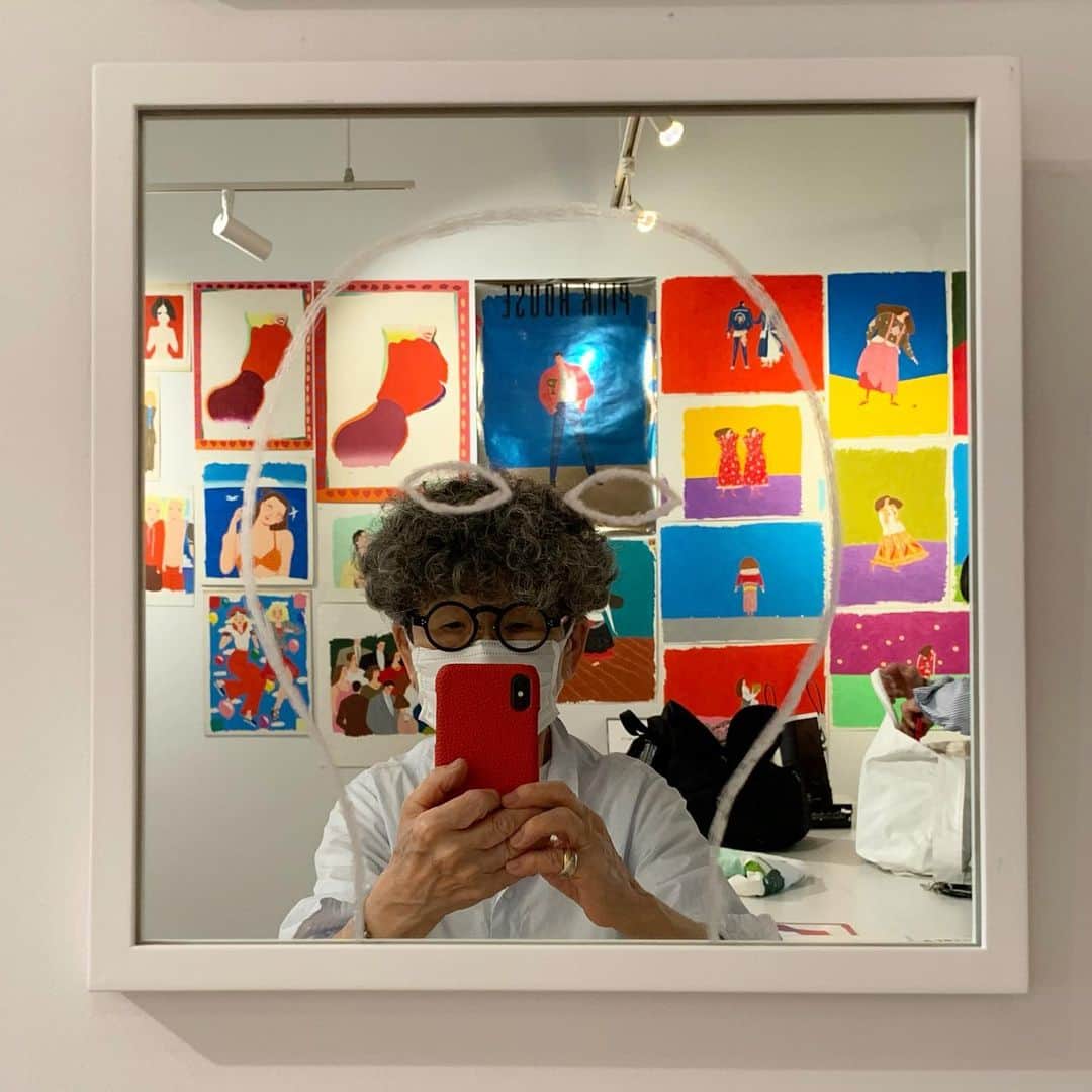大橋歩のインスタグラム：「本日アーカイブ展終了後一か月半経ち鏡の作品を買って頂いたお客様に最後のをお渡し出来ました。鏡はガラスなので普通の宅配便ではお送り出来ず、本日はわざわざ車で取りに来て頂きました。申し訳ないことでした。有難いことでした。先がヤスリのようなもので鏡に傷をつけて描いたものですが、まさか欲しいといってくださる方がいらっしゃるなんて😘。2枚展示したのでしたが家にあるのもお見せしてなんと6点も。25年ぐらい前にアートとして展覧会をしたものでした。私体は小さいけどパワーはあったのです🤭。やりたい事は出来るだけやる事にしてました😁。現在版画があと2枚額装中でそれをお渡ししたら今回のアーカイブ展は完了します。沢山の方から応援していただきうれしい事でした。改めてお礼申し上げます。ジャーン❗️ジャーン❣️ありがとうございました。」