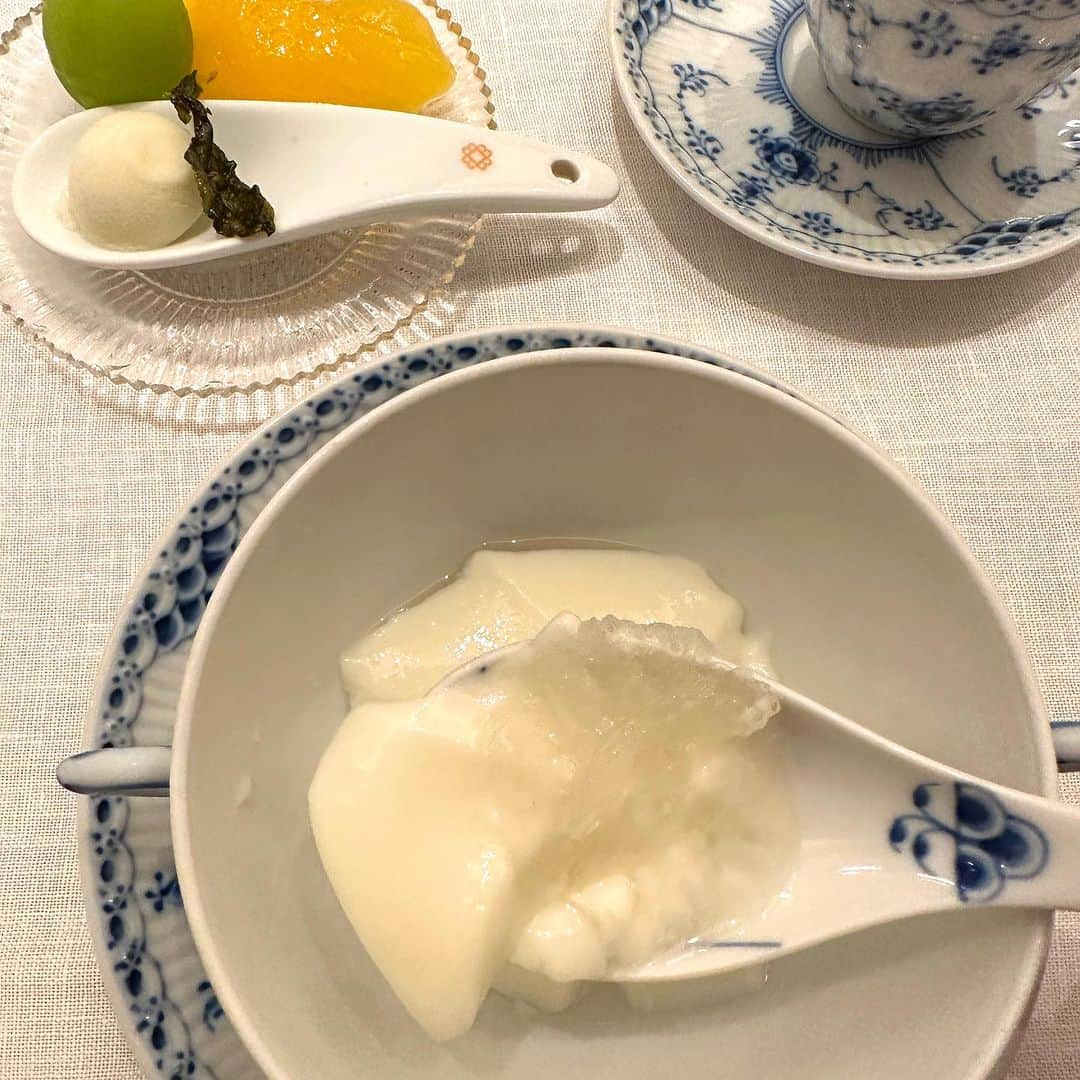 えれなさんのインスタグラム写真 - (えれなInstagram)「小さくて可愛いグラス❤️ お料理も器も全て素敵でした🥰  次の予約は6年後ですって🫨！  47歳…どんな未来なんだろう？🤔と話になり。  子育てで忙しいはずだから、行けないわー。 と言えてると良いね。笑  と友達に言われたので🤣  実現できるように頑張りたいと思います。笑  #フルタ」8月19日 16時08分 - elena1982312