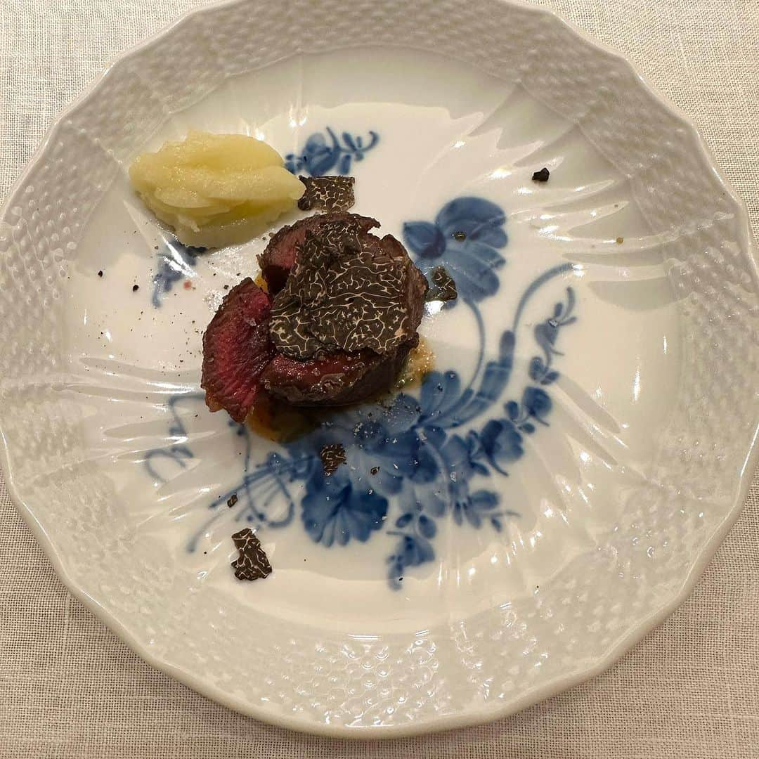 えれなさんのインスタグラム写真 - (えれなInstagram)「小さくて可愛いグラス❤️ お料理も器も全て素敵でした🥰  次の予約は6年後ですって🫨！  47歳…どんな未来なんだろう？🤔と話になり。  子育てで忙しいはずだから、行けないわー。 と言えてると良いね。笑  と友達に言われたので🤣  実現できるように頑張りたいと思います。笑  #フルタ」8月19日 16時08分 - elena1982312