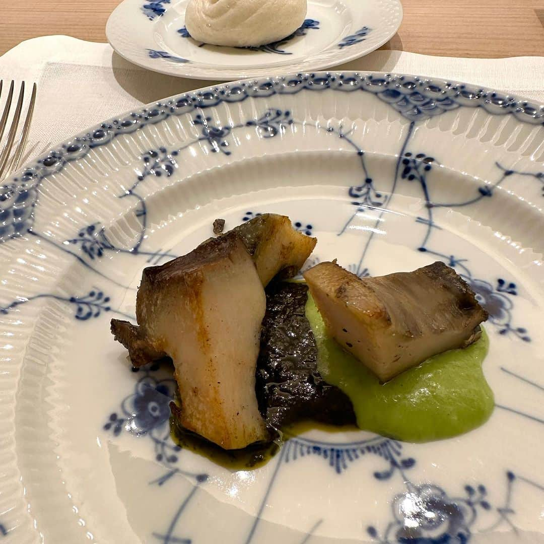 えれなさんのインスタグラム写真 - (えれなInstagram)「小さくて可愛いグラス❤️ お料理も器も全て素敵でした🥰  次の予約は6年後ですって🫨！  47歳…どんな未来なんだろう？🤔と話になり。  子育てで忙しいはずだから、行けないわー。 と言えてると良いね。笑  と友達に言われたので🤣  実現できるように頑張りたいと思います。笑  #フルタ」8月19日 16時08分 - elena1982312