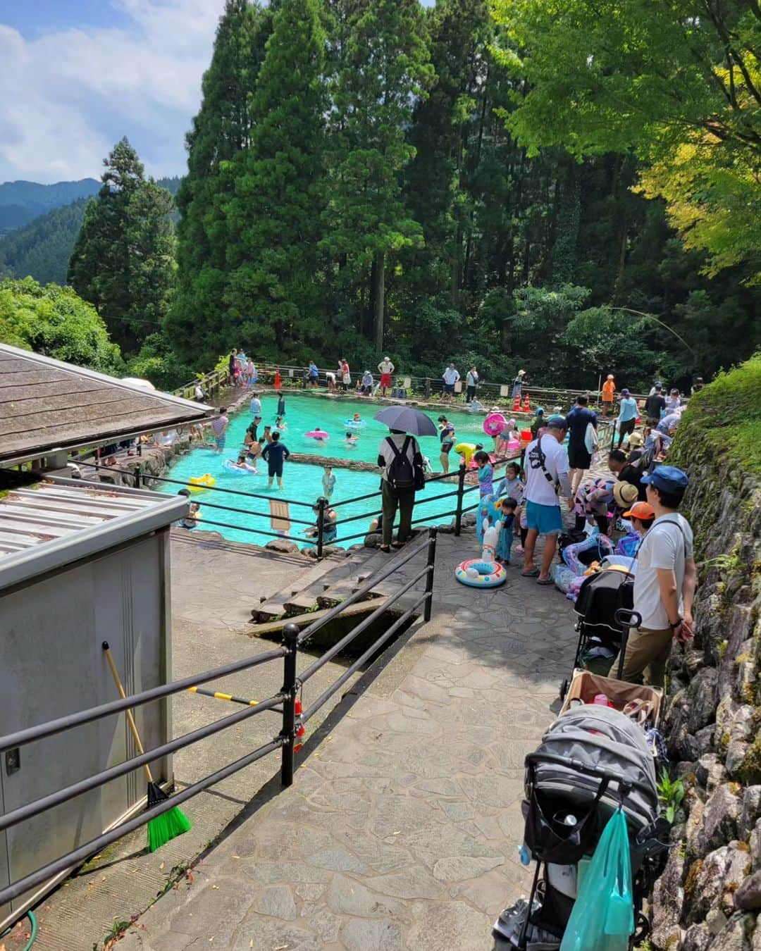 橋本真衣さんのインスタグラム写真 - (橋本真衣Instagram)「. 今日の#CUBE 中継は うきは市の#調音の滝 公園から！  滝のそばって とっても涼しいんですね🎐 汗ひとつかかず快適！  流水プールは さらに涼を感じられそうですよ☺️ . . #うきは市#調音の滝公園#そうめん流し#夏の思い出」8月19日 16時16分 - hashimotomai_tnc