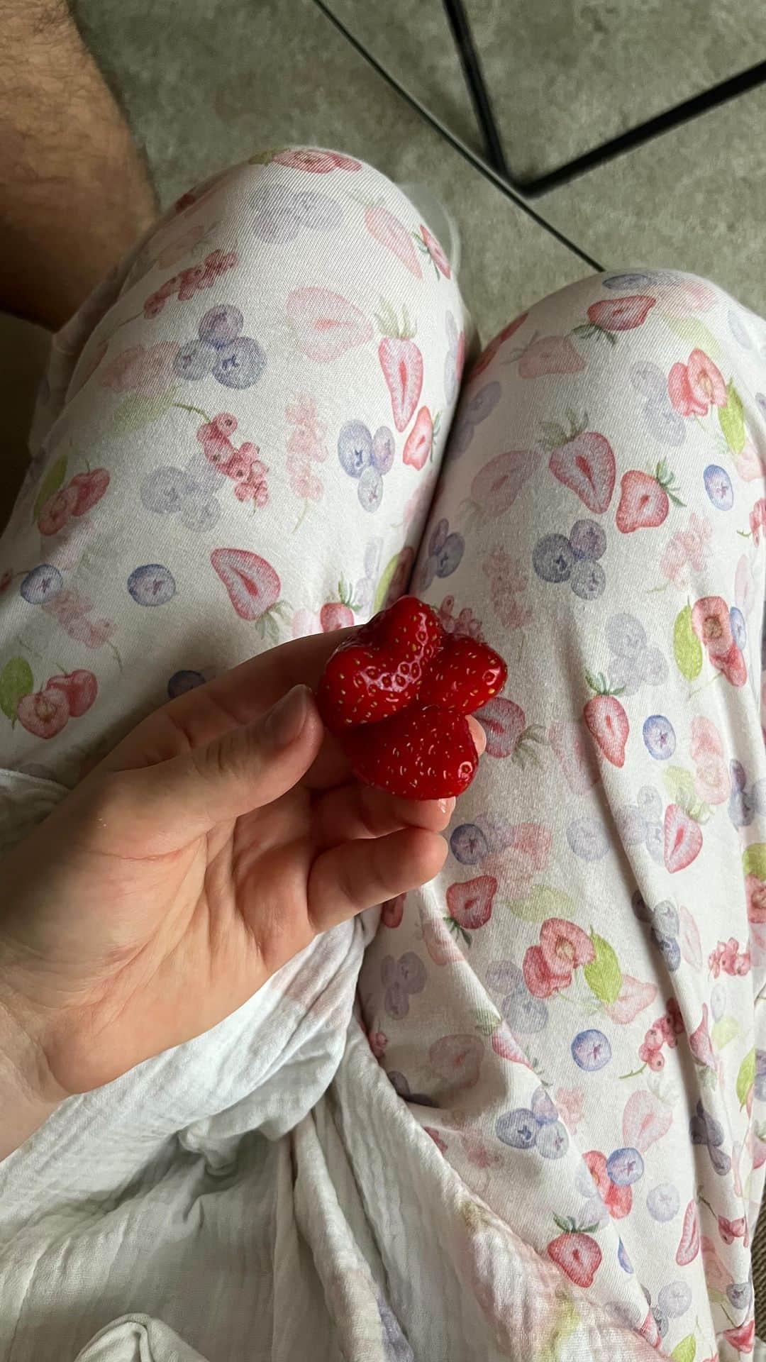 MaryanaRoのインスタグラム：「Пижамы можно приобрести тут @roodezhda 🤍🪡🧼🍑🫐」
