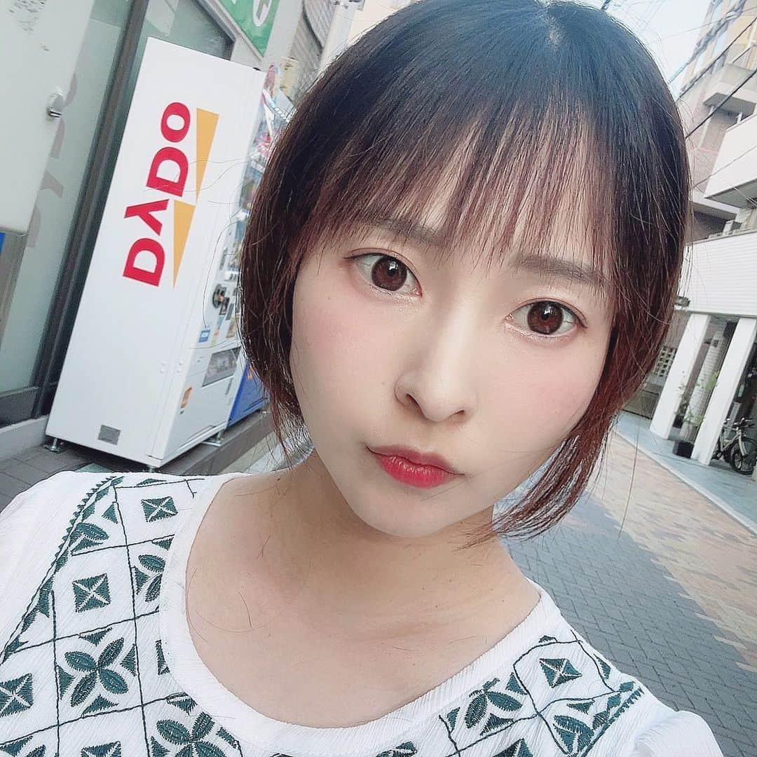 荒木未歩さんのインスタグラム写真 - (荒木未歩Instagram)「産前最後のカットしてきた〜💇🏼‍♀️  扱いやすさ重視で、ショートボブに してもらったよ☺️ 生まれる頃にはギリ結べるくらいかな〜？  カラーは体調見ながら来週あたりに行く予定😎✨  首周り髪の毛着きすぎてたの 写真撮ってから気付いたww 恥ずかしい///🫣  #妊婦ヘア #美容院 #ショートボブ #ボブ #ショートカット #ヘアアレンジ #팔로우 #소통 #맞팔 #셀카 #셀피 #셀스타그램 #머리스타그램 #hairstayle #hairarrenge #hairmake #hair #産前準備 #出産準備」8月19日 16時32分 - mihoaraki__official