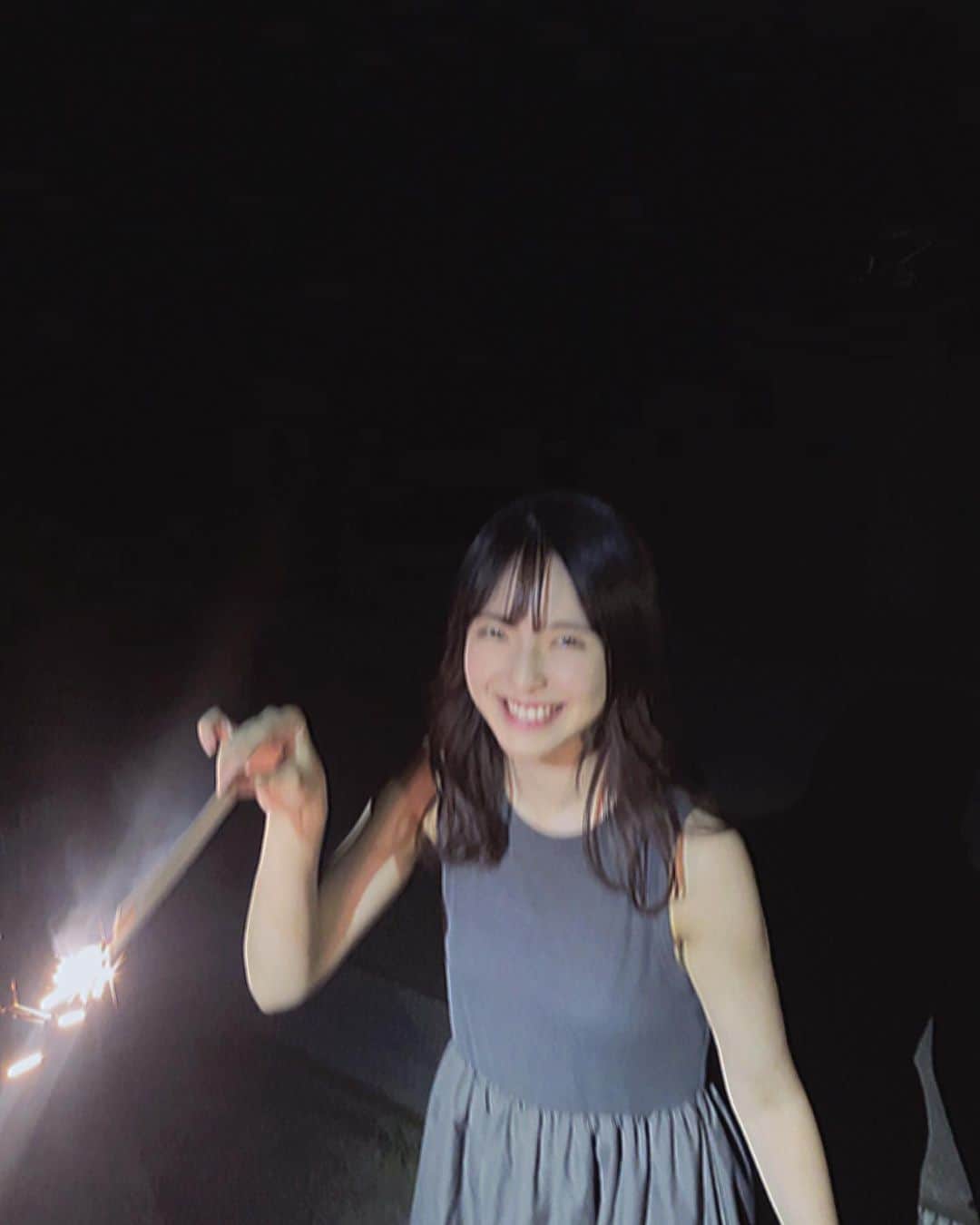 大塚七海のインスタグラム：「今は、煙の少ない手持ち花火っていうのがあるらしい  #NGT48」