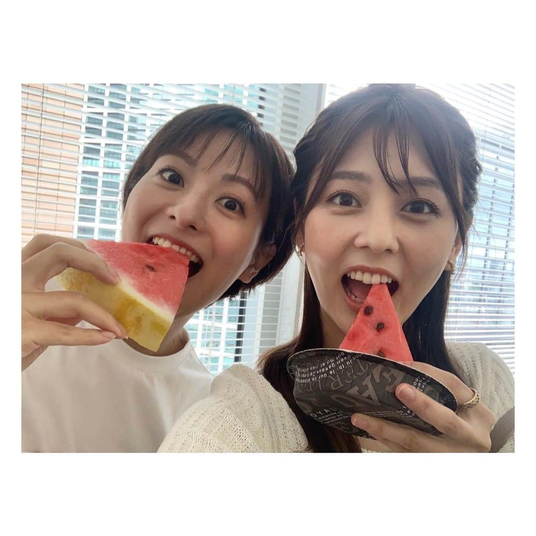 徳島えりかさんのインスタグラム写真 - (徳島えりかInstagram)「* スタッフさんのご実家の方が送ってくださったという それはそれは大きなスイカを みんなでいただきました😋 甘かった🍉 ⁡ #ごちそうさまでした🙏🏻 #富山のスイカ🩷 #りなさん #シューイチ」8月19日 16時29分 - tokushima_erika