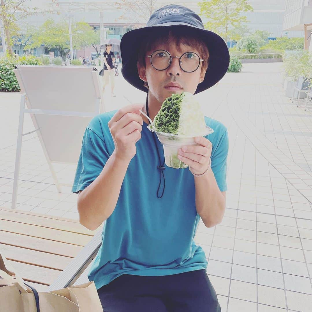 岡部のインスタグラム：「. 母とかき氷食べに来た。 写真は母が撮った。 かき氷は半分個した。  そうです。 思春期、終わりました。  #キングオブコント #あとはGo #色々メッセージありがとうございます #かき氷 #絶賛おおはまり中」