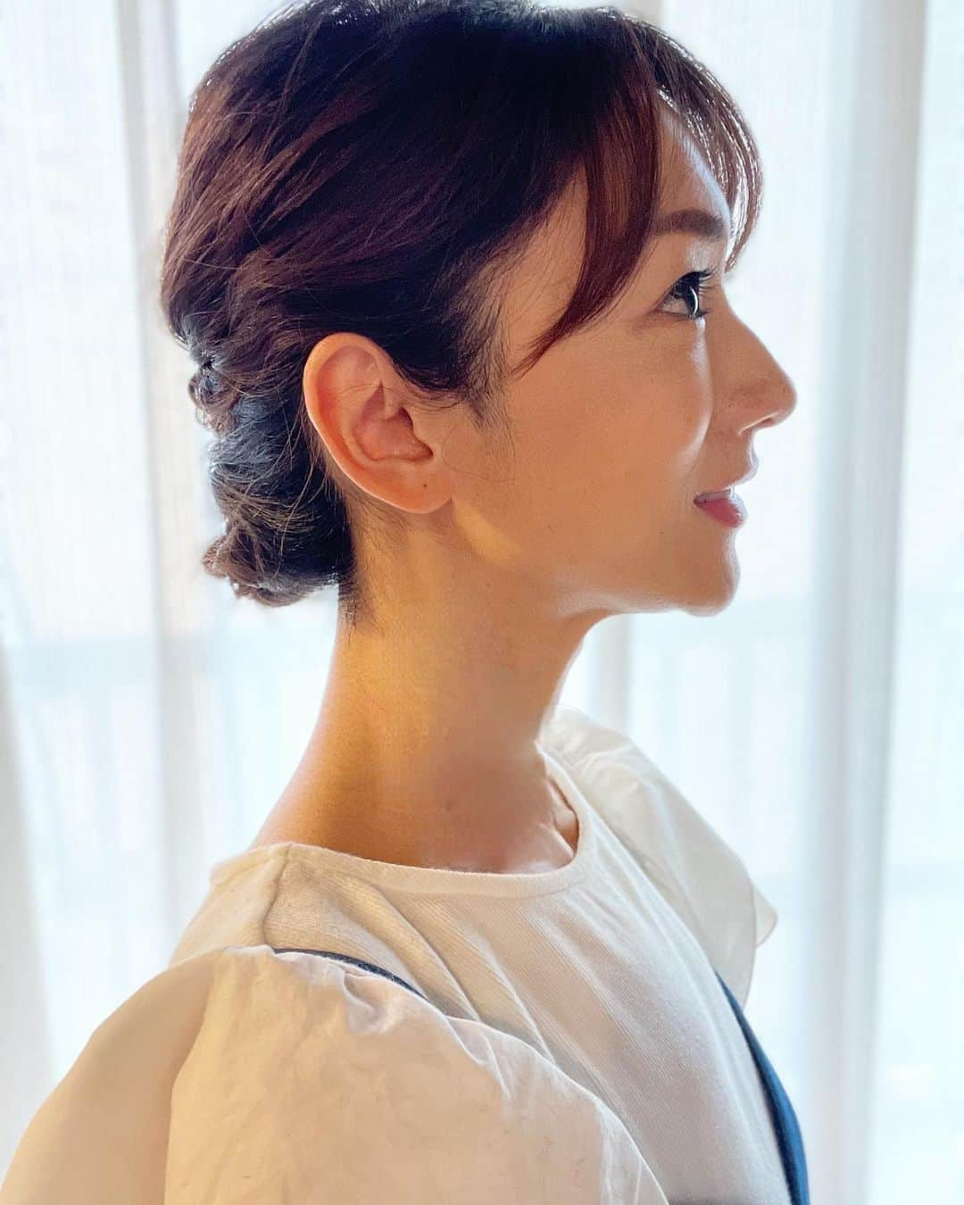 堂真理子のインスタグラム：「昨日も素敵な髪型にしてもらいました🎵ほどく前に一枚📷✨  来週は夏休みを取ります！ また再来週からよろしくお願いします😊   #ヘアアレンジ   #ヘアスタイル  #まとめ髪  #横顔  #来週 から  #夏休み を取ります  #堂真理子 #テレビ朝日 #アナウンサー」