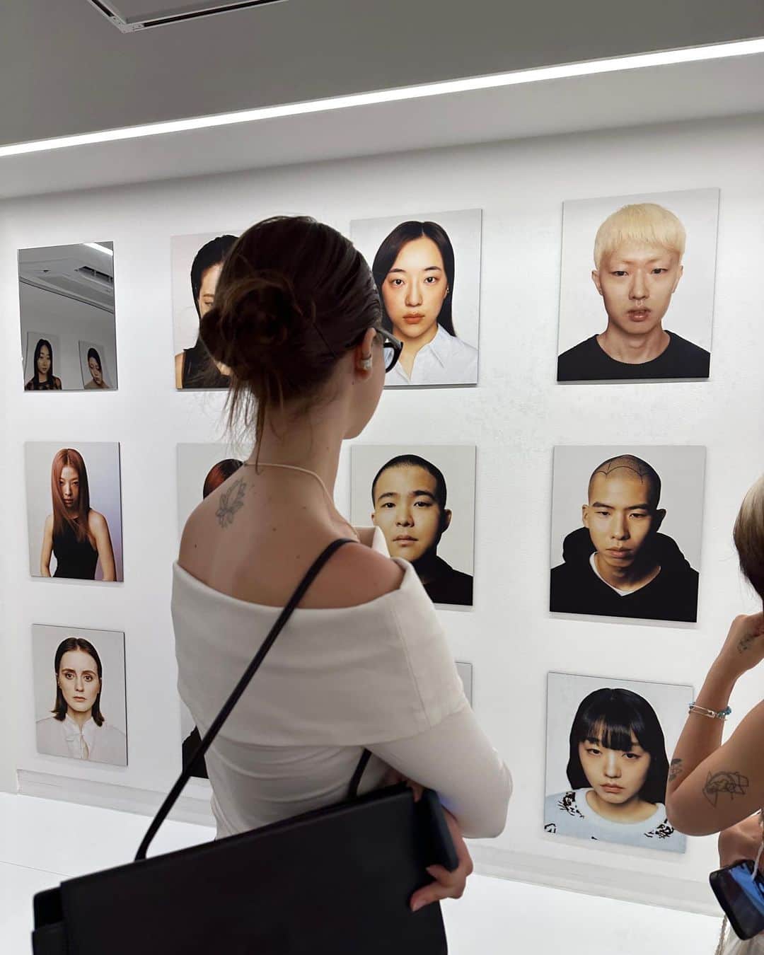 のインスタグラム：「< 100: 백 명의 자기소개서 > 감상하면서 많은걸 느끼게 해준 시간 이였어요. 멋진 전시회에 초대 감사합니다.   @chogiseok @eyesmag @jinpyo_eyesmag   Eyesmag 10주년 축하합니다!🤍  Congratulations on the exhibition opening! “Letters from a hundred people”.」