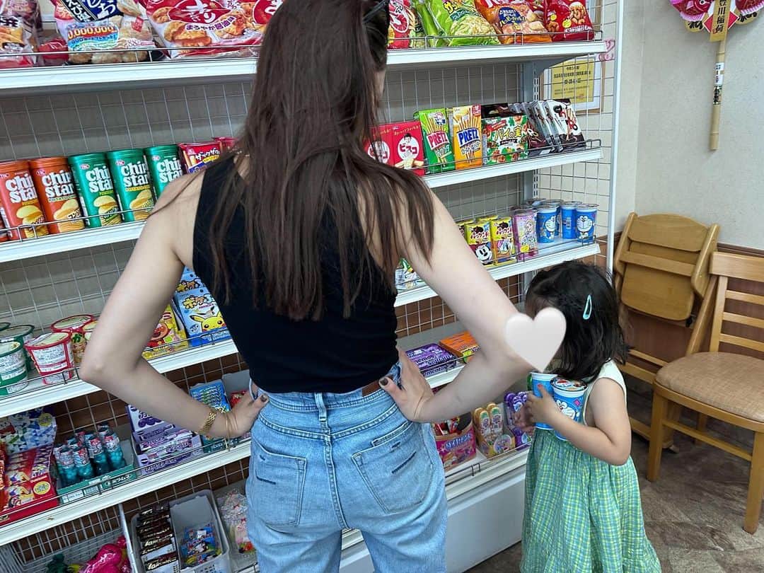近藤千尋のインスタグラム：「私ってこんな仁王立ちして注意してるんだ、、😨こわ😨笑  そしてすぐ泣く次女を慰めるという 一連を親友が撮ってくれてたよ、、笑🤣🩷 豊田でまったりしています🏠💗 沢山の方が気づいて声かけてくれたり あたたかい地元だなぁ🥹 急遽帰ったのに会ってくれる友達に感謝☺️‼️‼️ 姪っ子や、赤ちゃんたちに癒されて 今はお昼寝してる姉妹の横で更新中❤️  たまにはプライベート感満載の写真🤣笑 暑いねぇ、汗だくだねぇ💦😨  そうそう、岡山はお母さんの予定が合わず 帰れなくなってしまって泣 また後日、帰ることになったのです🥲 おすすめ教えてくれた皆さん、 今度また行く時参考にさせていただきますね😭🩷🩷」