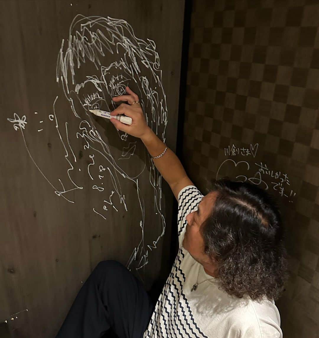 葉加瀬太郎さんのインスタグラム写真 - (葉加瀬太郎Instagram)「昨日は広島で仕事終わりにお好み焼き屋さんでメンバーと打ち上げ。 帰りがけにお店のマダムから 壁にサインしてください！と白いペンを渡されたので 絵を書いてきました〜 「3分クッキング」ならぬ「3分アート」 広島に行ったら見てみてねー👋  #葉加瀬太郎 #広島お好み焼き #川創本店」8月19日 16時46分 - tarohakase_hats