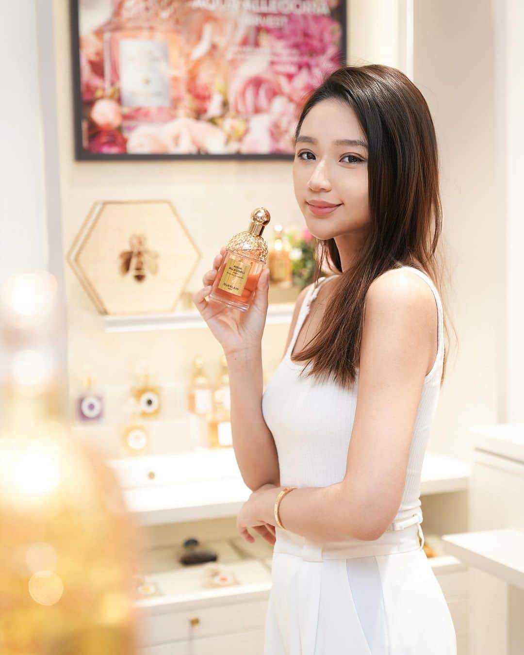 Moanna S.のインスタグラム：「Spotted so many new products @guerlain 🤍  The Honey Treatment Day & Night Cream concentrates the most powerful bee products selected by Guerlain research to correct 4 visible marks of collagen loss: plumpness, fine lines, brightness, tiredness signs.  #Guerlain #GuerlainHK #GuerlainSkincare #AbeilleRoyale #GuerlainParfumeur #AquaAllegoria #GuerlainMakeup #ParureGold」