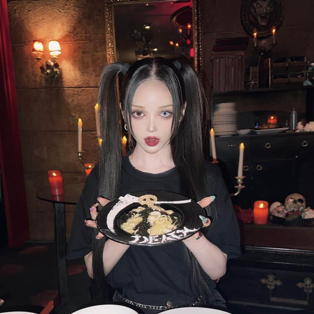 chiiiiiさんのインスタグラム写真 - (chiiiiiInstagram)「🥀🧛🏻‍♀️🥀  イカ墨パスタ似合うねって 撮ってくれた🍴 子供の頃からパスタで イカ墨が一番好きなんだ〜🦑」8月19日 16時52分 - xchix328