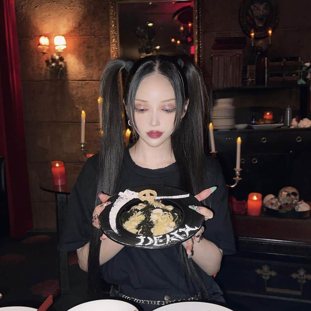 chiiiiiさんのインスタグラム写真 - (chiiiiiInstagram)「🥀🧛🏻‍♀️🥀  イカ墨パスタ似合うねって 撮ってくれた🍴 子供の頃からパスタで イカ墨が一番好きなんだ〜🦑」8月19日 16時52分 - xchix328