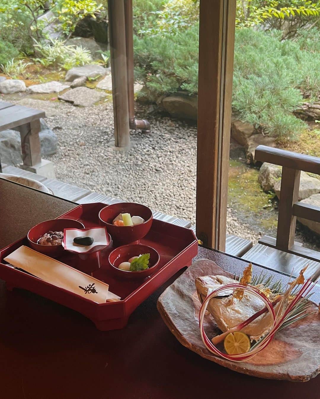 さんのインスタグラム写真 - (Instagram)「・ 先日お食い初めをしました👶🏻  100日目にお祝いとこれから彼が食べ物に困らず健やかに成長できますように、とお祝いできるなんて素敵な日本の文化！  プチべべの口に食べ物をちょんちょん、パク！ちょんちょん、パク！と夫が美味しい〜！と喜んでました笑  この日に着たのは @riberry.official のシンプルワンピース。 大人っぽくフォーマルにも着れて良かったです✌🏻 ZOZOで1000円オフクーポンが出てました！  もう100日も経ったのか〜。はやー👀！  #お食い初め #ワンピース #リベリー #お食い初めコーデ #Riberry #Riberry_snap」8月19日 17時07分 - natsukoakahani