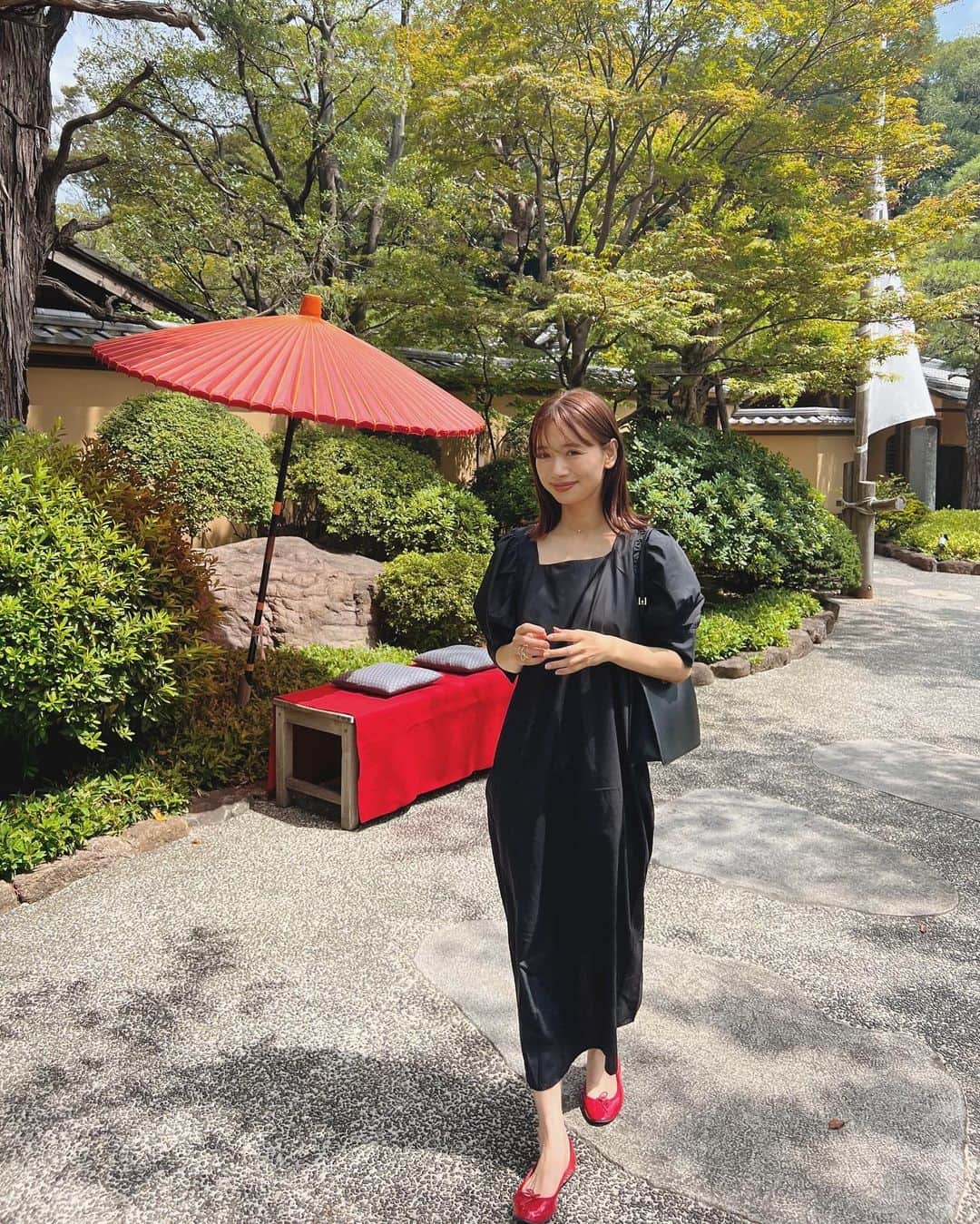 さんのインスタグラム写真 - (Instagram)「・ 先日お食い初めをしました👶🏻  100日目にお祝いとこれから彼が食べ物に困らず健やかに成長できますように、とお祝いできるなんて素敵な日本の文化！  プチべべの口に食べ物をちょんちょん、パク！ちょんちょん、パク！と夫が美味しい〜！と喜んでました笑  この日に着たのは @riberry.official のシンプルワンピース。 大人っぽくフォーマルにも着れて良かったです✌🏻 ZOZOで1000円オフクーポンが出てました！  もう100日も経ったのか〜。はやー👀！  #お食い初め #ワンピース #リベリー #お食い初めコーデ #Riberry #Riberry_snap」8月19日 17時07分 - natsukoakahani
