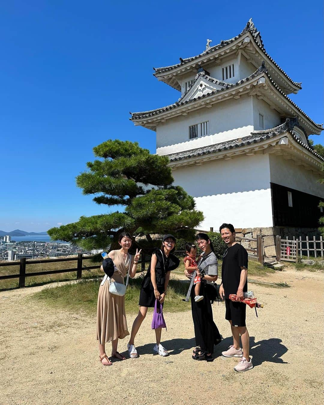 小松あやのインスタグラム：「. Family trip🚙 夫の妹2人と兄妹旅行𓂃𓈒𓏸 　 妹2人とは同居してた期間もあるし、何より学校（📿）が一緒なのもあってほんと仲良し。一緒に校歌も歌えるし、なんなら一緒にお経も唱えられる← 世の中、女子校はたくさんあるのに、3人でおんなじところに6年も通ってたことに運命を感じるし、夫よりも運命感じてるまであるわ🤭笑  育児もめっちゃ手伝ってもらってて、一緒に旅行に来ると、ママが３人いるかと思うぐらいラクさせてもらってます🥹🙏 娘にとっては叔母になるんだけど、仲良しすぎてお友達気分🫶🏽 　 #familytime #家族旅行👪 #国内旅行好き #仲良し家族 #兄妹旅行」