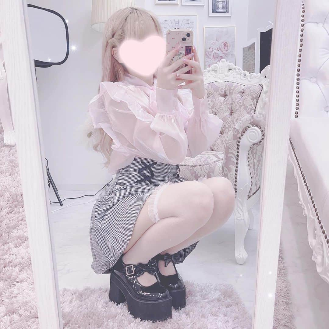 さきまるちゃんさんのインスタグラム写真 - (さきまるちゃんInstagram)「Lafary(@lafary_jp)からもついにお洋服の販売が開始したよ😵‍💫💗  わたしが着用しているのは ❤︎シースルーボウタイリボンブラウス￥7150 ❤︎クロスリボンミニスカート￥7150 の2点です！♡  ブラウスのツヤツヤ感が可愛すぎるのとスタイルがよく見えるスカートの組み合わせでめちゃくちゃかわいいコーデが組めるよ❤︎ みんなもチェックしてみてね！  #量産型加工#量産型#量産型ヲタク#量産型ヲタクになりきれないヲタク#地雷#地雷女子#地雷コーデ#地雷系女子#量産型コーデ#地雷女#ピンクヘア#地雷系女子と繋がりたい#ジャニヲタ#量産型ジャニヲタ #コンカフェ嬢#量産型女子」8月19日 17時00分 - sakimaru_chan