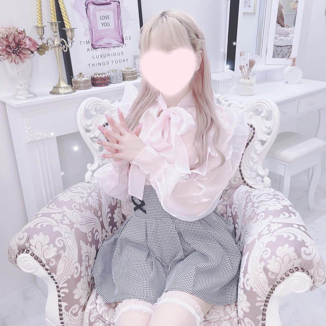 さきまるちゃんさんのインスタグラム写真 - (さきまるちゃんInstagram)「Lafary(@lafary_jp)からもついにお洋服の販売が開始したよ😵‍💫💗  わたしが着用しているのは ❤︎シースルーボウタイリボンブラウス￥7150 ❤︎クロスリボンミニスカート￥7150 の2点です！♡  ブラウスのツヤツヤ感が可愛すぎるのとスタイルがよく見えるスカートの組み合わせでめちゃくちゃかわいいコーデが組めるよ❤︎ みんなもチェックしてみてね！  #量産型加工#量産型#量産型ヲタク#量産型ヲタクになりきれないヲタク#地雷#地雷女子#地雷コーデ#地雷系女子#量産型コーデ#地雷女#ピンクヘア#地雷系女子と繋がりたい#ジャニヲタ#量産型ジャニヲタ #コンカフェ嬢#量産型女子」8月19日 17時00分 - sakimaru_chan