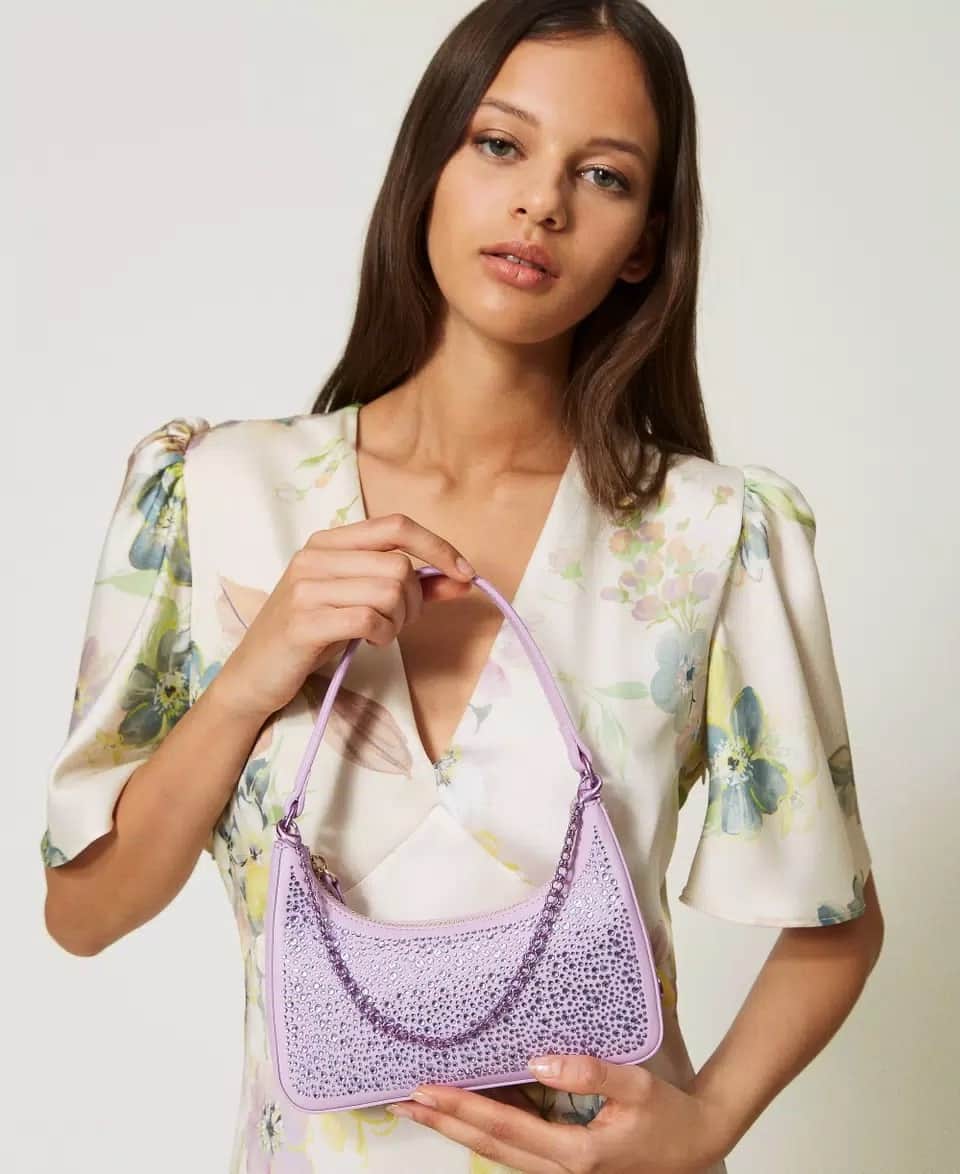 ツインセットのインスタグラム：「A mini bag with a trendy, structured design 💖 Sophisticated and versatile, perfect to perk up your style ✔️ #twinsetmilano #twinsetlover」