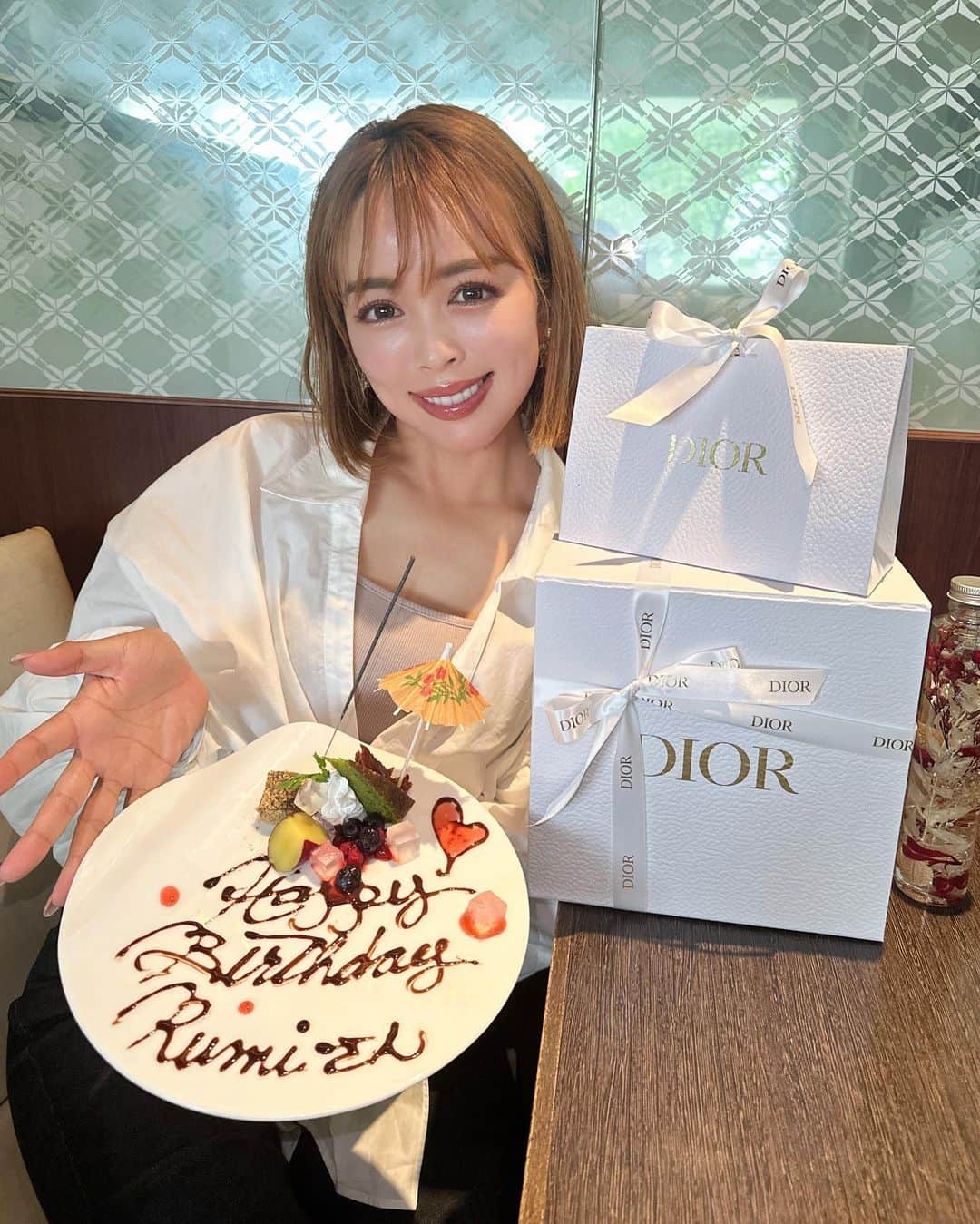 板橋瑠美のインスタグラム：「Happyな場所にいるとニコニコが止まらない😊😆  いつも明るくて笑いの絶えないメンバーに誕生日お祝いして頂いちゃいました😭💓💓  去年みんなで山形県に一泊二日した事でグッと仲良くなった❤︎  定期的に集まってて嬉しい^ ^  月何回会ってるんだろか！😊  今度はみんなで京都へ行く予定💓 めちゃくちゃ楽しみーー((((･´ω`･))))  いつもありがとう❤︎LOVEメン💓」