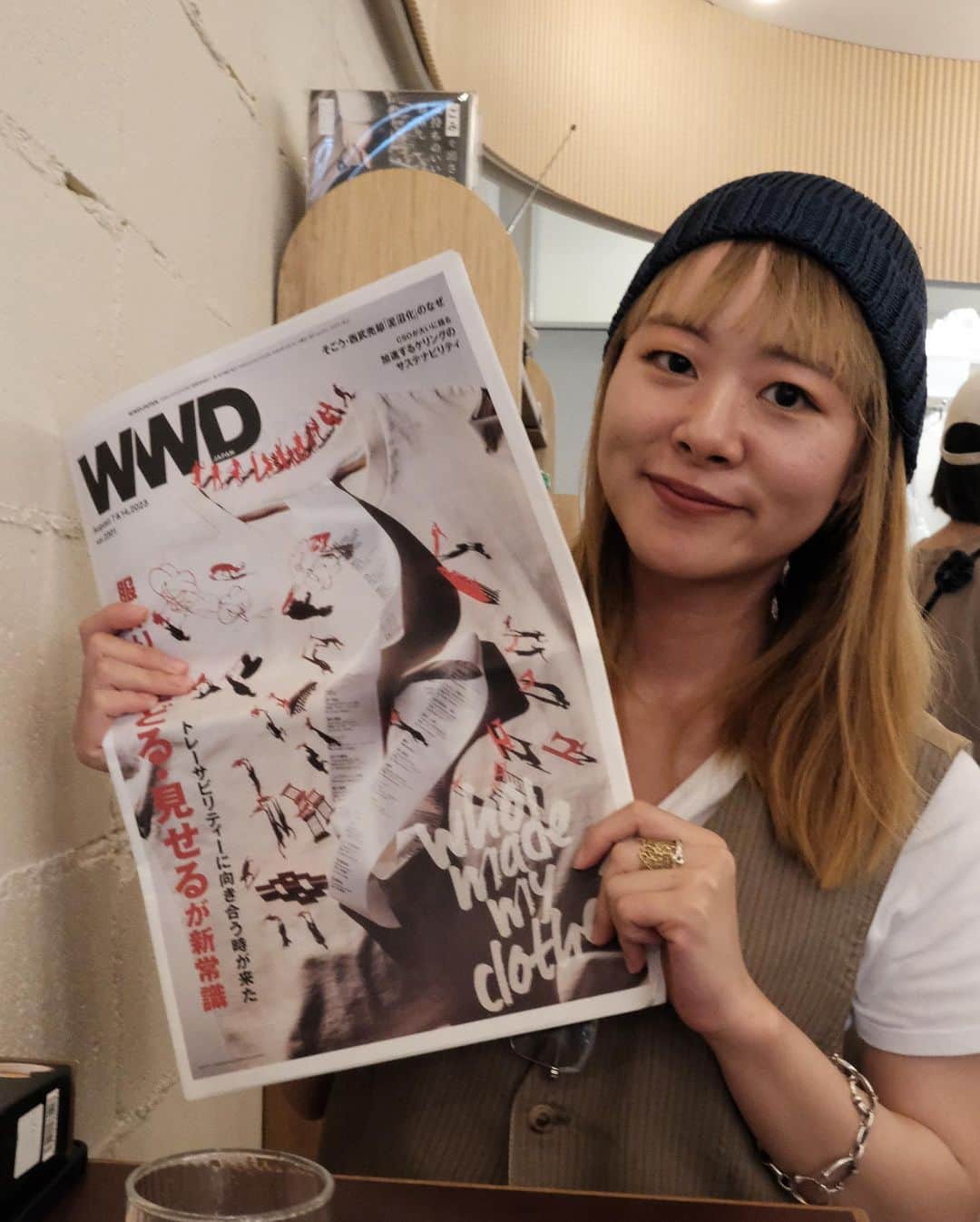 鎌田安里紗さんのインスタグラム写真 - (鎌田安里紗Instagram)「発売中のWWD JAPAN @wwd_jp はトレーサビリティ特集！ 表紙は6月のGYREでのエキシビションで展示したながーーーいタグのTシャツです。FASHION REVOLUTION JAPAN @fashionrevolutionjapan として表紙や中ページ鼎談など参加させて頂きました。 トレーサビリティの重要性と複雑性がまっすぐ取り扱われた貴重な記事たち、必読です✍️  なにかが進んでいくには、正論だけでも、妥協だけでも、だめだよねとまなぶ日々です。  責任編集木村さん @aika__kr おつかれさまでした、ありがとうございました！向さん @chizurumuko はじめ、ファッションへの愛情をベースに発信されるWWD JAPANサステナビリティチームのサステナビリティ関連記事をいつも楽しみに読んでいます。  本号はウェブでも紙でも購入できるのでみなさんぜひとも読んでください〜〜！」8月19日 17時03分 - arisa_kamada