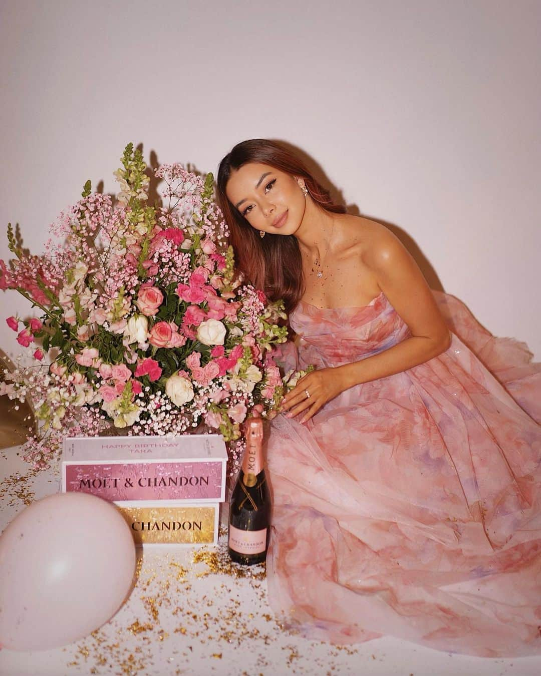 タラ・ミルクティーのインスタグラム：「Here’s to 29! ✨   Entering my final year of my 20s in a big way. Thank you @moetchandon for the special gift – we’ll be popping this tonight! 🥂   #toastwithmoet  #moetchandon #drinkresponsibly」