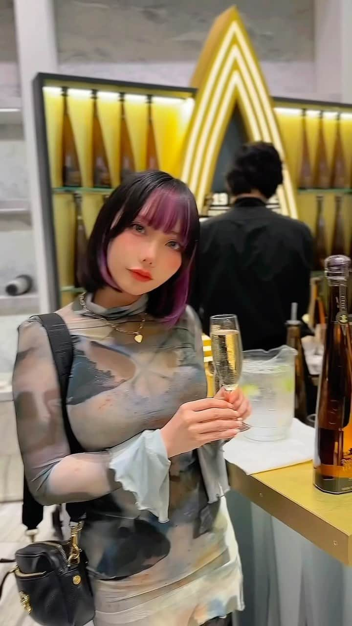 涼川ましろのインスタグラム：「"Don Julio 1942 Lounge in BARNEYS NEW YORK レセプションパーティー”に行ってきたよ🥂.*･ﾟ 風味がすごく上品でストレートで飲んでも炭酸で飲んでもすごく飲みやすくて美味しかった🤍  IOさんのライブは好きな曲が聴けて初めて生で見れてすごく感動したし、DJのKORKさんnasthugさんの時間もすごくたのしかった❕ めっちゃ素敵な1日になったので、誘ってくれたやみいちゃん、櫻井さんに感謝🥹✨️いつもありがとう🤍  #donjulio1942lounge #ドンフリオ1942  #barneysnewyork  #barneys100th」