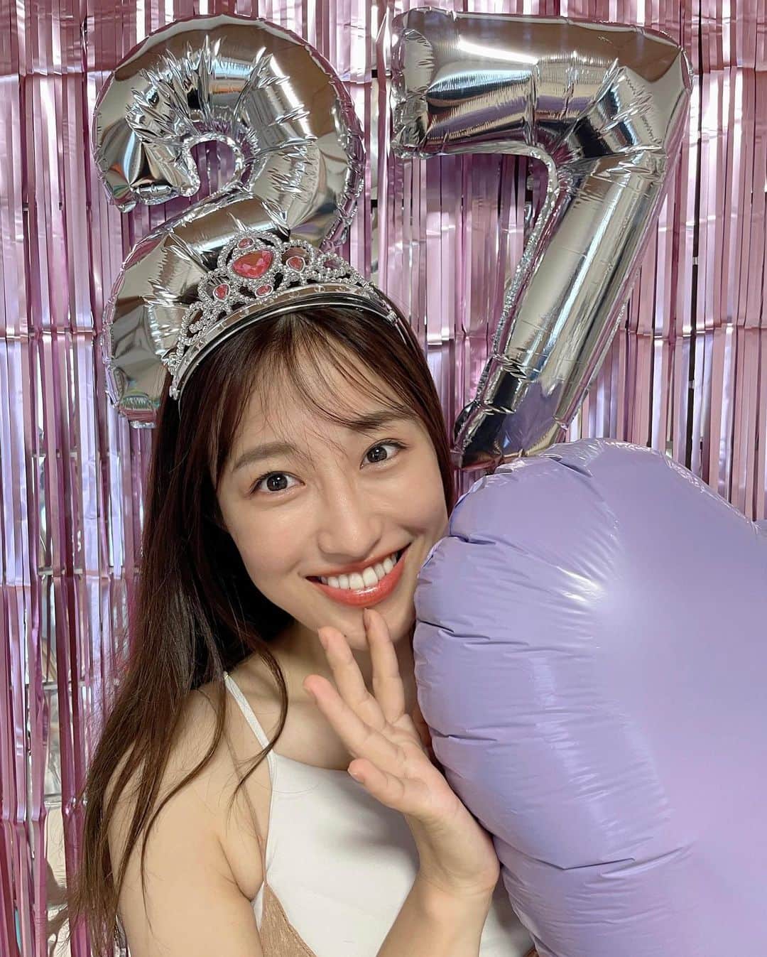 HONOKAさんのインスタグラム写真 - (HONOKAInstagram)「27歳になりました🎁 ここまでくるとあまり実感わきませんね😌  27歳はより一層環境と周りの人に感謝して丁寧に生きていけるように🆕👩🏻‍🦰  今年は玄関とトイレ掃除して家で植物いじりからはじまる誕生日！悪くない🪴いい事ありそう🚪‪🚽  ほんとに自分用飾りも作っちゃったよww🩵🩷 最後27の主張強め🪽笑  #8月19日  #27歳 #アラサー」8月19日 17時10分 - p___22___o