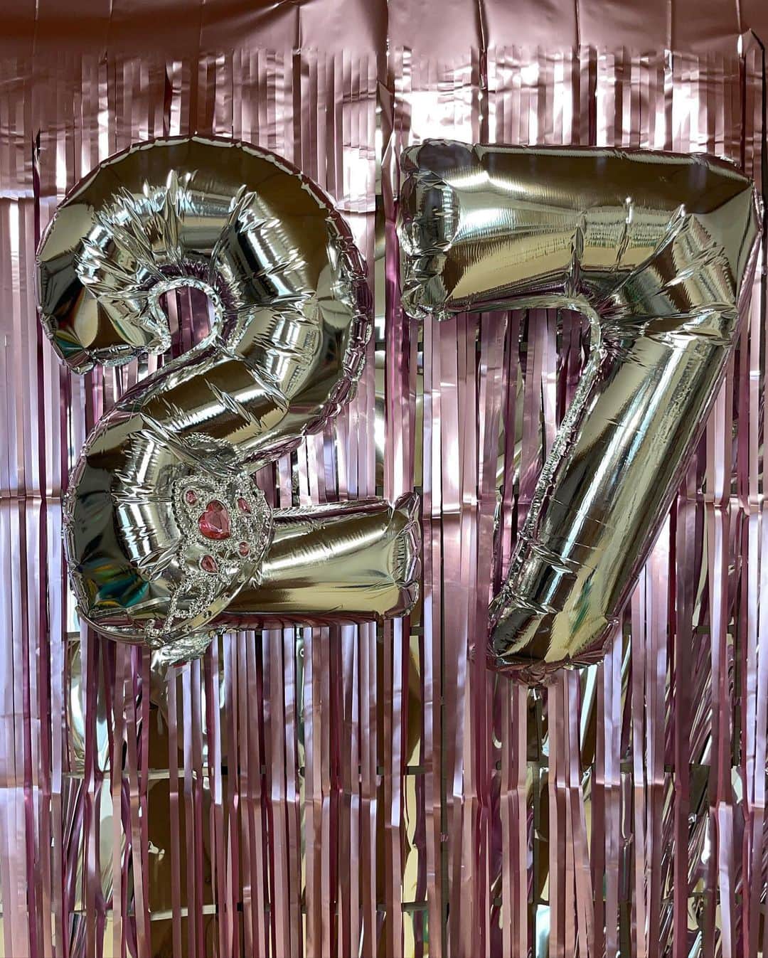 HONOKAさんのインスタグラム写真 - (HONOKAInstagram)「27歳になりました🎁 ここまでくるとあまり実感わきませんね😌  27歳はより一層環境と周りの人に感謝して丁寧に生きていけるように🆕👩🏻‍🦰  今年は玄関とトイレ掃除して家で植物いじりからはじまる誕生日！悪くない🪴いい事ありそう🚪‪🚽  ほんとに自分用飾りも作っちゃったよww🩵🩷 最後27の主張強め🪽笑  #8月19日  #27歳 #アラサー」8月19日 17時10分 - p___22___o