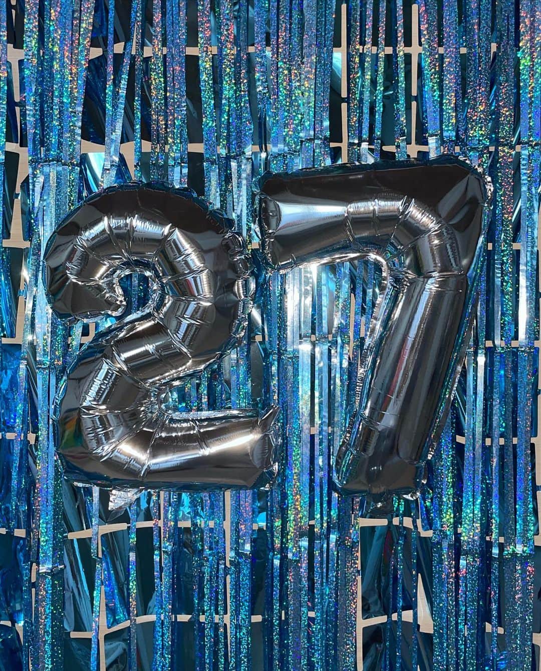 HONOKAさんのインスタグラム写真 - (HONOKAInstagram)「27歳になりました🎁 ここまでくるとあまり実感わきませんね😌  27歳はより一層環境と周りの人に感謝して丁寧に生きていけるように🆕👩🏻‍🦰  今年は玄関とトイレ掃除して家で植物いじりからはじまる誕生日！悪くない🪴いい事ありそう🚪‪🚽  ほんとに自分用飾りも作っちゃったよww🩵🩷 最後27の主張強め🪽笑  #8月19日  #27歳 #アラサー」8月19日 17時10分 - p___22___o