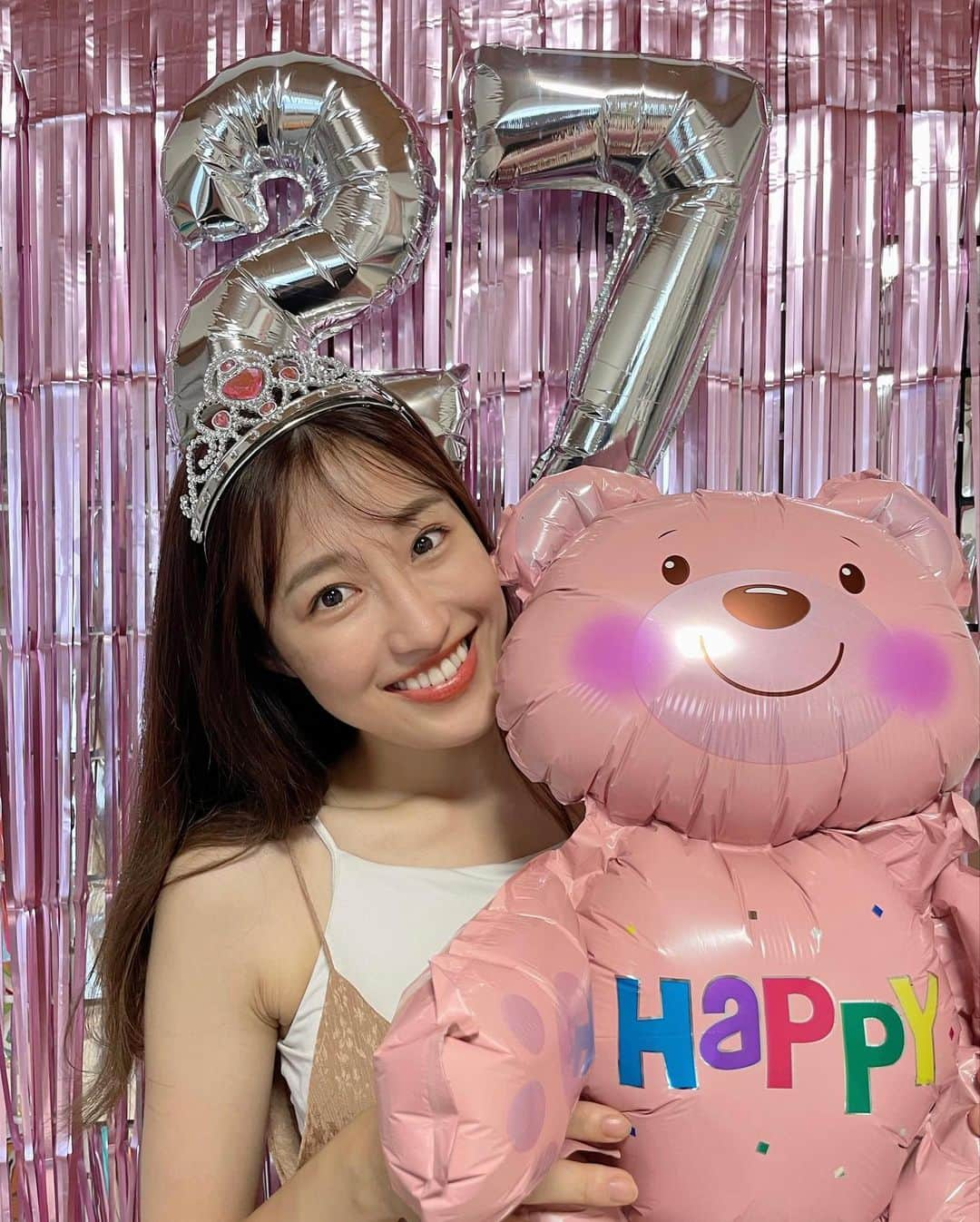 HONOKAのインスタグラム：「27歳になりました🎁 ここまでくるとあまり実感わきませんね😌  27歳はより一層環境と周りの人に感謝して丁寧に生きていけるように🆕👩🏻‍🦰  今年は玄関とトイレ掃除して家で植物いじりからはじまる誕生日！悪くない🪴いい事ありそう🚪‪🚽  ほんとに自分用飾りも作っちゃったよww🩵🩷 最後27の主張強め🪽笑  #8月19日  #27歳 #アラサー」