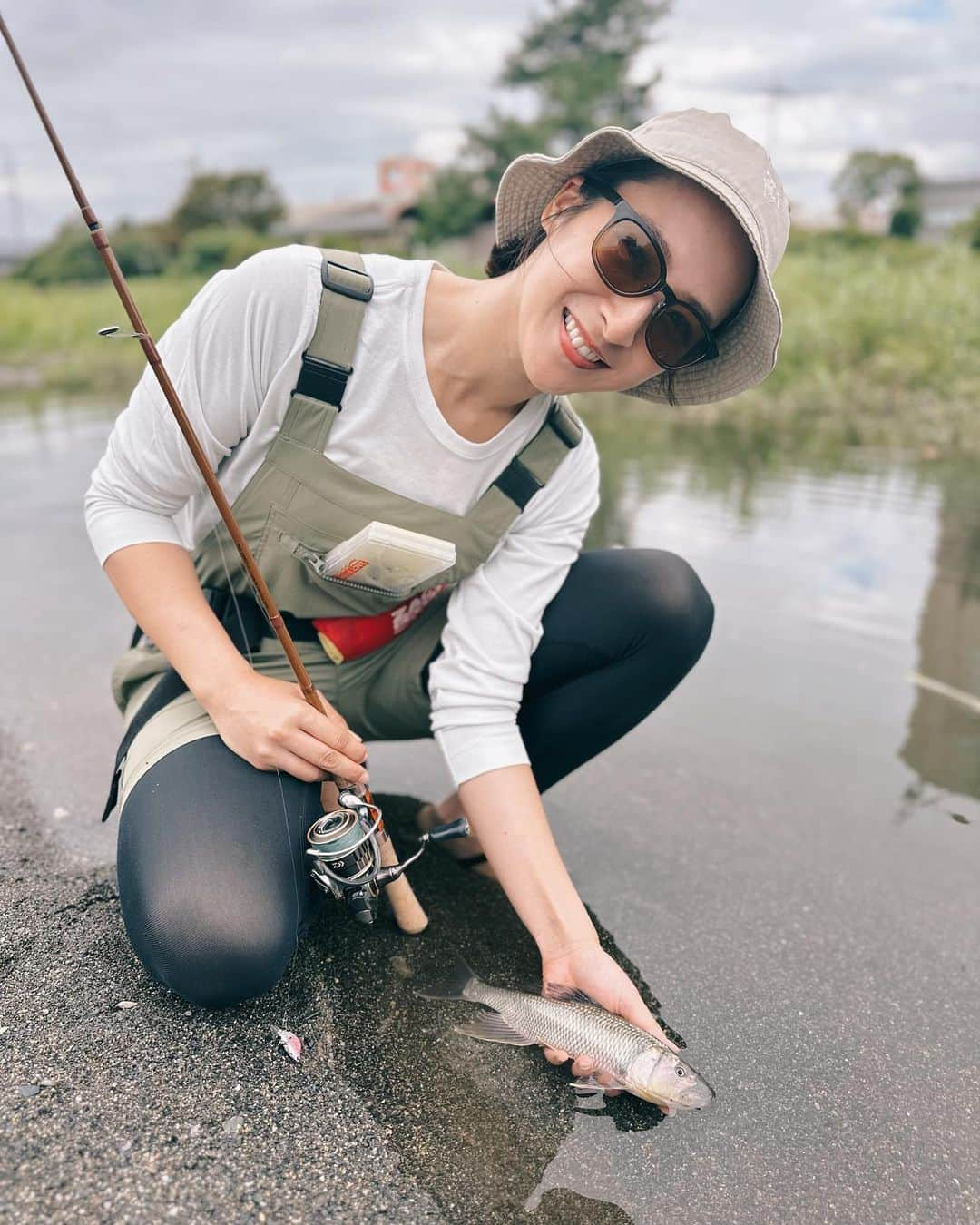 本間愛花のインスタグラム：「8/18 琵琶湖2日目🎣 昨日は陸っぱりからケタバスを狙いました。 初めてだったのだけど、 とーっても美しいお魚で感動！✨ 朝だけ釣りして、キャンプサイト片付けて、 温泉で2日分の汗を流して帰りました〜♨️  ガイドしてくれたなべさん！ ありがとうございました🩷  #琵琶湖 #陸っぱり #ケタバス」