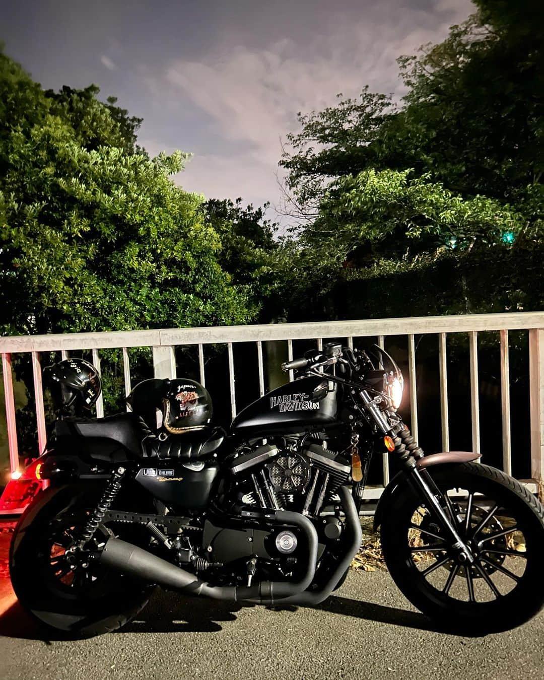 伊藤智博さんのインスタグラム写真 - (伊藤智博Instagram)「#バイクの日 ですね。安全運転で末長く乗っていきたいと思います。  #ハーレー #ハーレーダビッドソン #harley #harleydavidson #ttandco #ヘルメット #bigjohn #キーホルダー #xl883n #iron883 #アイアン883 #DLIVE製マフラー」8月19日 17時17分 - itotomohirollr