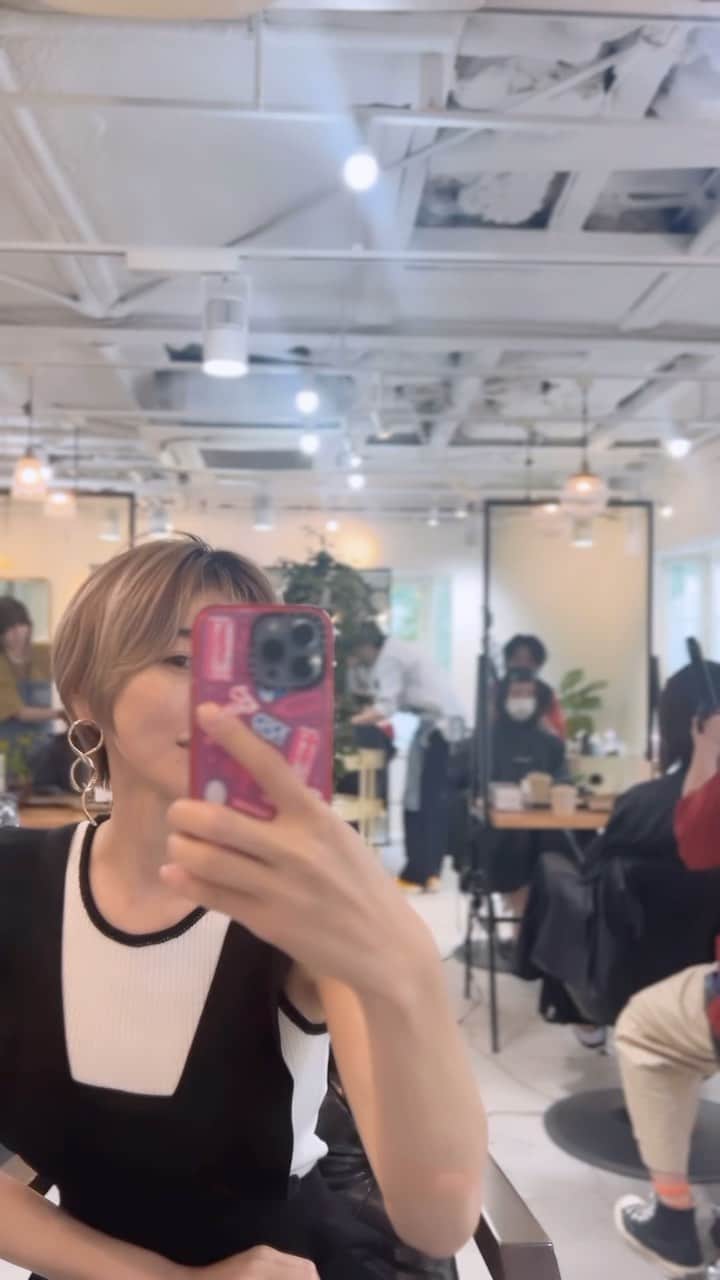 &mのインスタグラム：「3.2.1 go … 整形級に変わる。紺野さんのカット🕊️  #やりたいショートが見つかって #15cmくらいカット #クラシカルなハンサムショート #整形級 #髪型で顔変わる #ショートがやめられない」