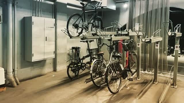 辻仁成のインスタグラム：「毎朝、6時に、都内の駐車場で、ライブに向けて、 一人歌の練習をする父ちゃん。  なんで、朝6時かというと7時半に工事業者さんらがやってきて、 朝ごはん食べだすから、あはは  もうすぐ、福岡国際会議場にて ライブだからね。  楽しみだね😌  がんばるよ、いろいろあるけど、 未来を明るくさせよう！」