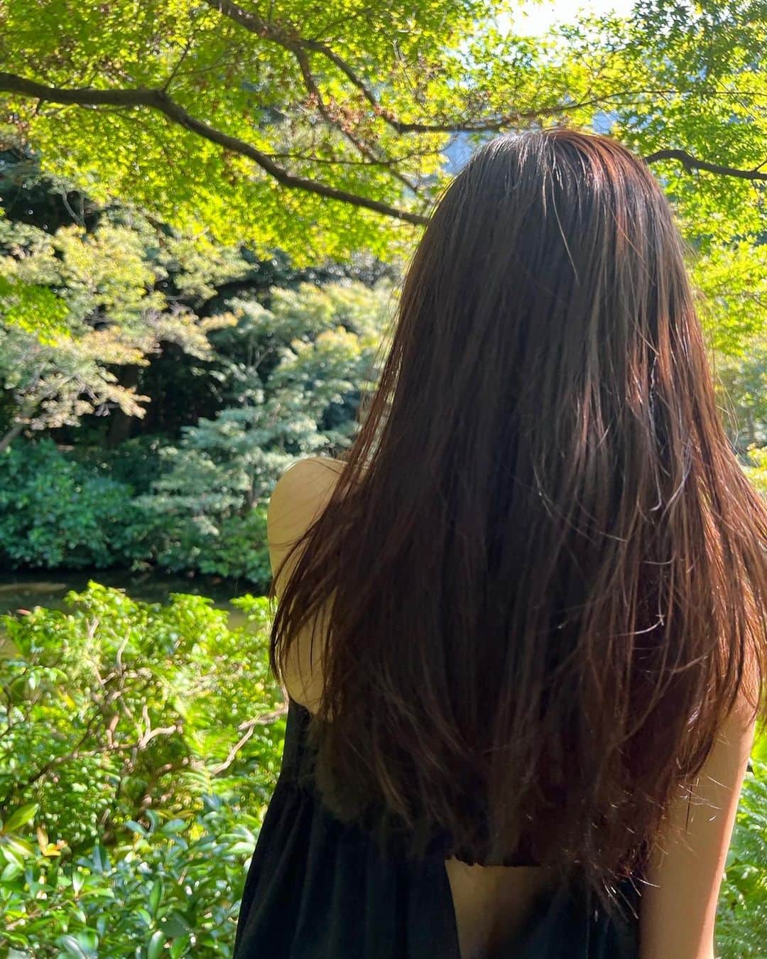 吉田志織さんのインスタグラム写真 - (吉田志織Instagram)「わたしはすぐにとても汗をかきます😀 おおきな鯉☺️ 二の腕についているのは虫ではなくほくろです😘  #ほくろを愛でる #公園 #鯉 #自然 #夏 #ほくろ」8月19日 17時22分 - shiori_official_321