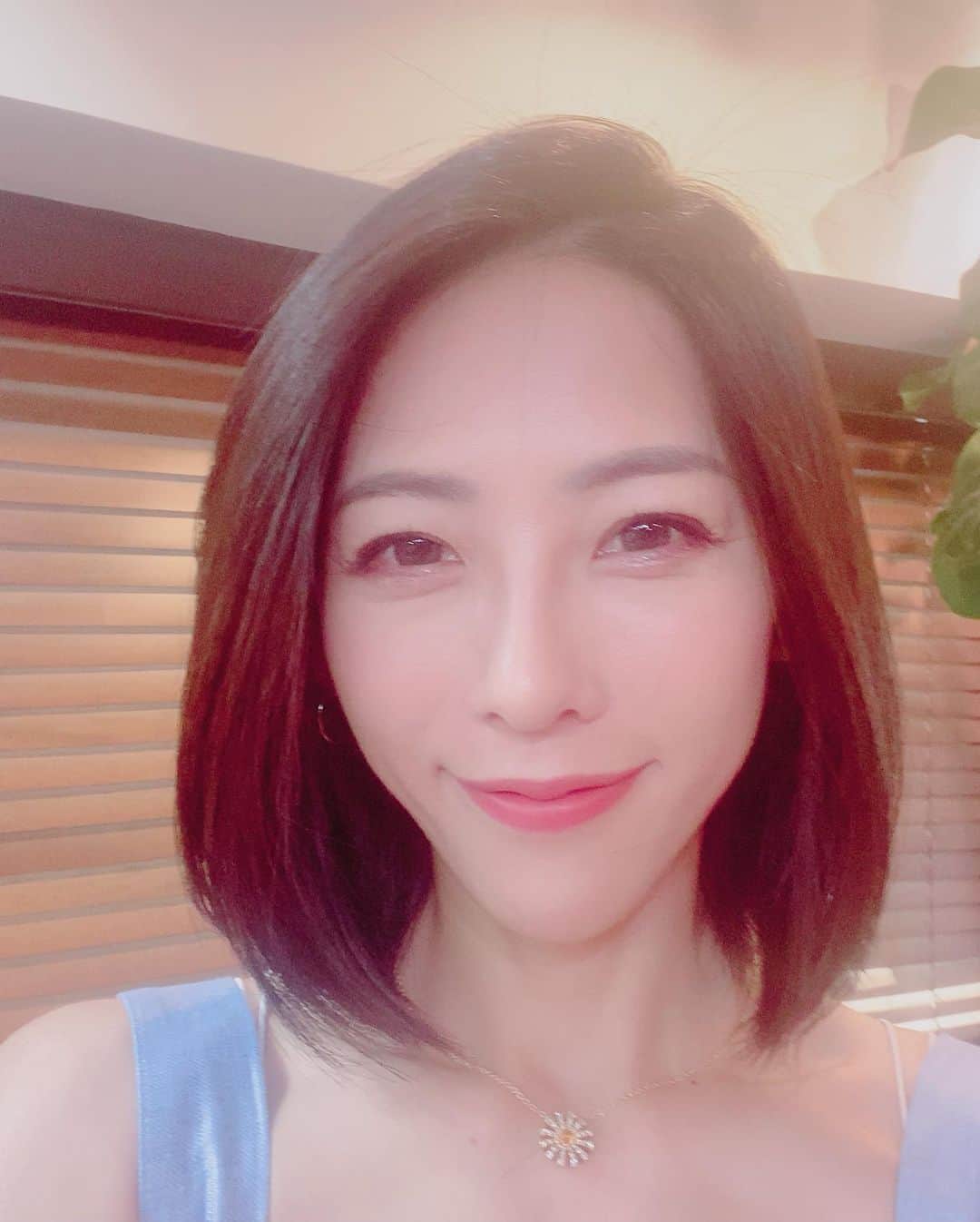 矢沢心のインスタグラム：「⭐︎  ボリュームが出てきたので カットしてきました⭐︎ カラーは無し。時短だね。 今は肩につくくらいで定着。  MYLANのPOPUP カジュアルにもエレンガントにもなるとこが好き 合わせ技を教えて頂いたし サイズ感や色合わせも出来て自分に合う色を知れてPOPUP行けて正解だった☆  #カット #ミディアムヘア #カラー無し #MYLAN #ゆっくりは出来ないけど #ショップに行く良さ #色合いチェックもできる」