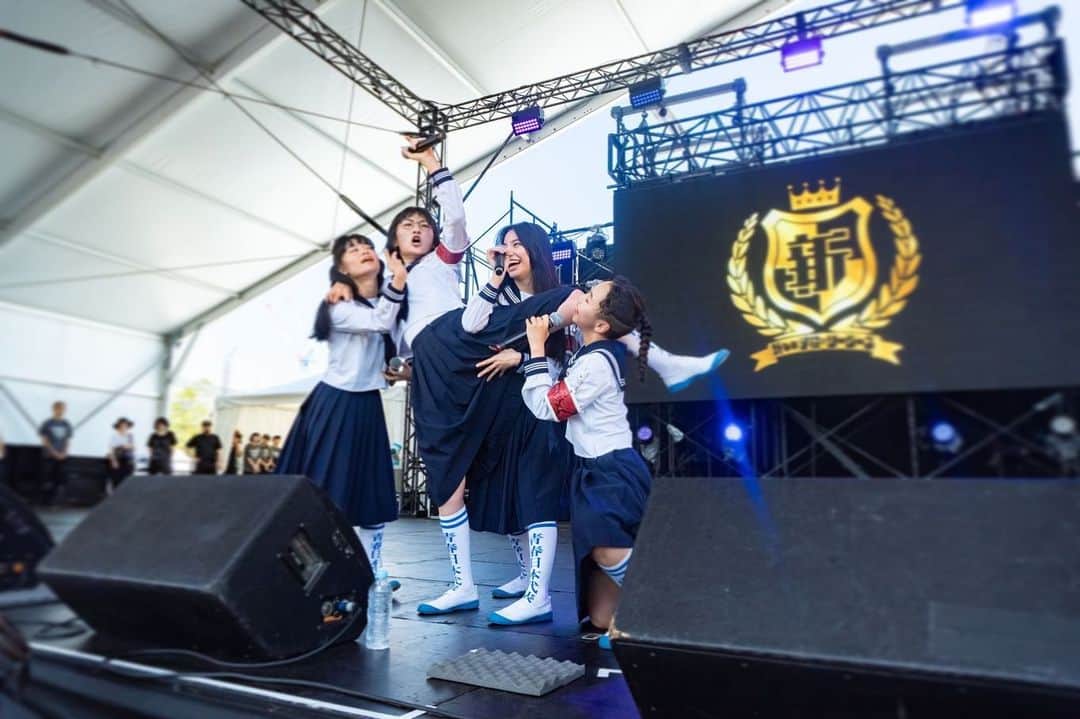 新しい学校のリーダーズのインスタグラム：「2023.8.19 「SUMMER SONIC 2023 -OSAKA-」 at Maishima Sonic Park 🍃✨️  <SETLIST> 1. 青春を切り裂く波動 2. 最終人類 3. Free Your Mind 4. マ人間 5. Pineapple Kryptonite REMIX 6. オトナブルー 7. NAINAINAI 8. 迷えば尊し  photo by ニイドメッチ #summersonic #サマソニ #新しい学校のリーダーズ#ATARASHIIGAKKO」