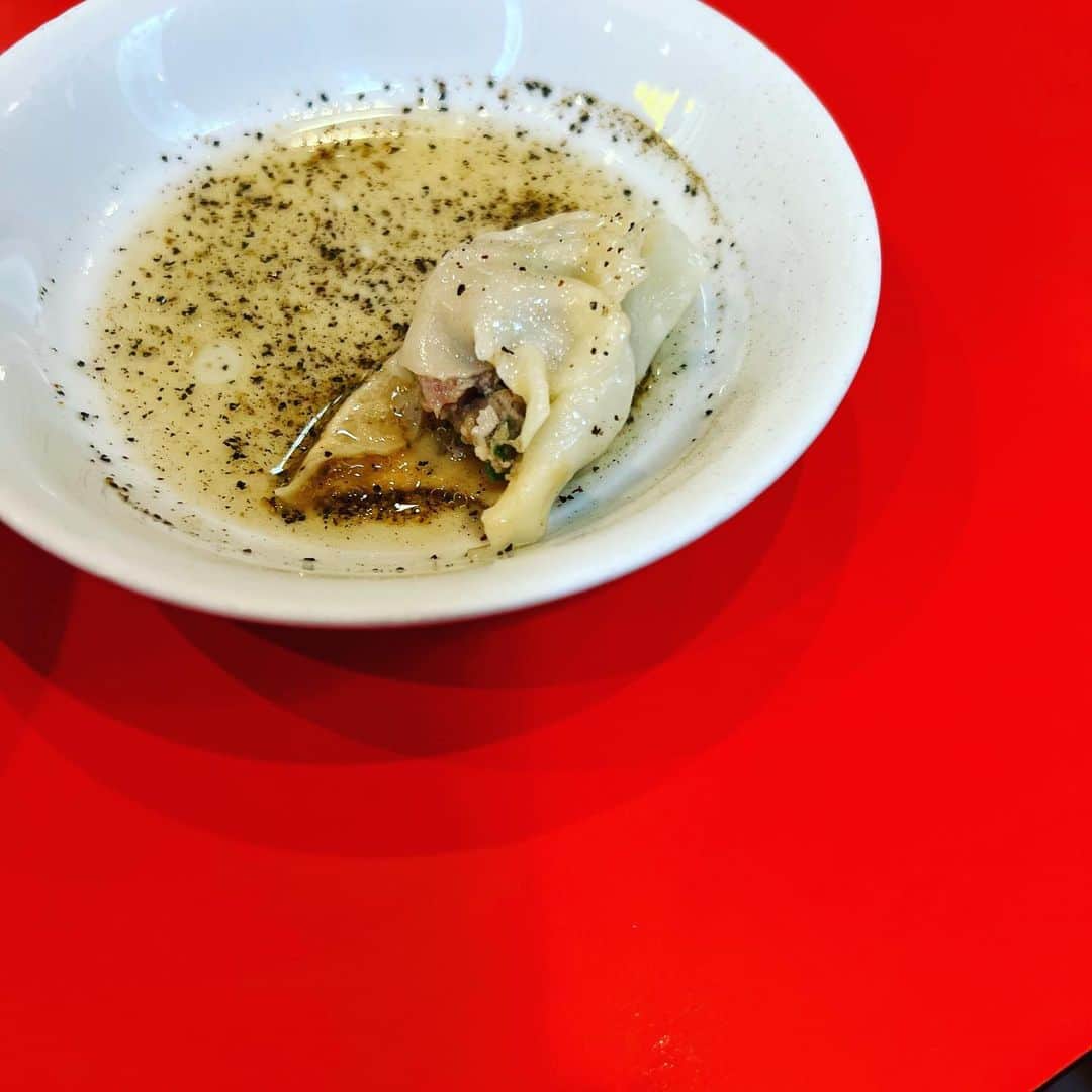 椎名直子のインスタグラム：「この夏 ギャルズの餃子パーチーで その魅力にとりつかれ、 事あるごとに餃子をたべた。  自分でも何回もつくって、 よしみちゃんの教えもあり、 羽付きで上手にやけるように☺️！  餃子を思うと またまだアツい夏でいてほしい。 です。」