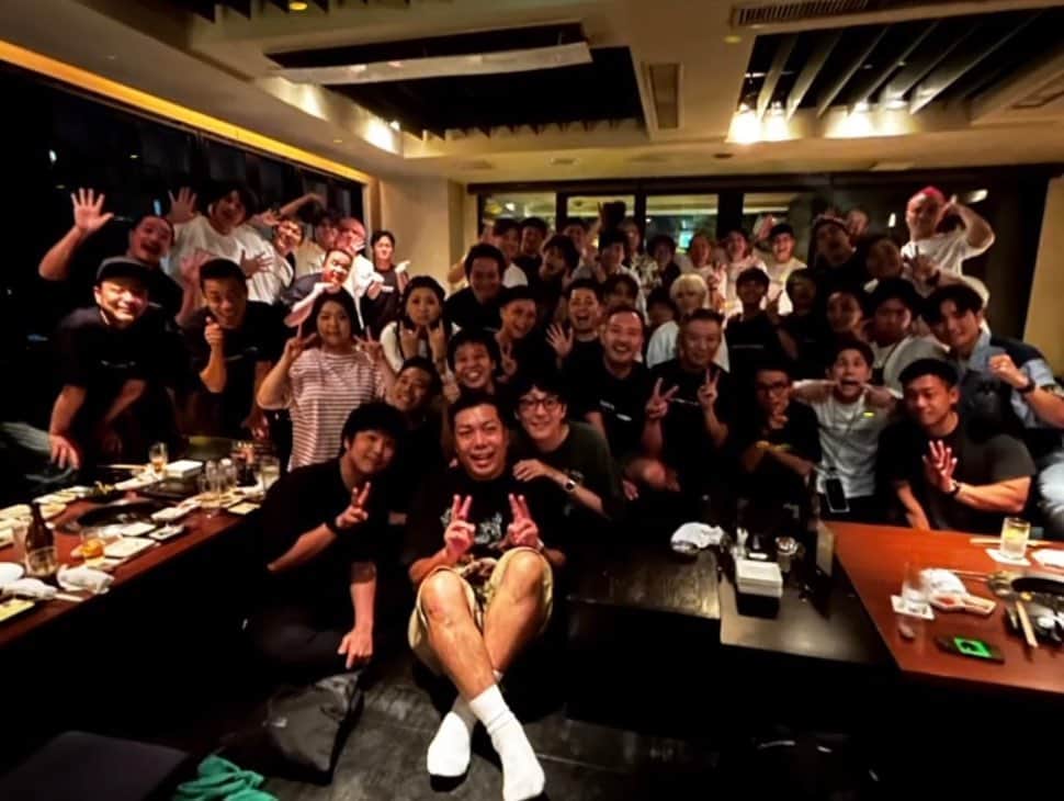 池田真一のインスタグラム：「昨日はやすともさんの黒白歌合戦に出演させて頂きました！ はっきり言って楽しすぎました！ 後、楽屋と打ち上げも最高に楽しかったです！ やすともさんいつもありがとうございます！」