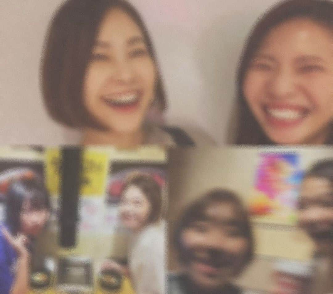 井上希美さんのインスタグラム写真 - (井上希美Instagram)「あついあつい８月、いかがお過ごしでしょうか。  写真を撮りに出掛けたい欲に駆られますが、夏の暑さがめっきりだめな性質なので外出は我慢の日々です。  そんななか先日、かき氷を求めはるばる出掛けました。 （出掛けたんかい）  日傘と、手持ちの扇風機と、首元にはアイスノン🧊（28度から凍り始めるという便利なものを使っています。おすすめです〜。）で、なんとか行列を凌ぎ。  ワックワクしながらかき氷の登場を待ち。  いざ！しばし見惚れたのち🍧いただき始め、たものの、お店を出る頃には身体が冷えっ冷えで外気が恋しいほどでした。 （お決まりですね）  わたしは"ずんだ"を選びました。 ずんだ、絶妙な甘みと粒感で美味！🫛 （枝豆の絵文字があるだと……。）  一緒に食べてくれたあんちゃん、ありがとうね。 （目の保養にもなったのでした。）  さて、おそろしいほどにバタバタの夏ではありますが、楽しみがあると頑張れるもので。  仕事もそうだし、映画やドラマを観たり、お友達と（ちいさなお友達ともね）会えたりすることもとても幸せです。 （健康の話で盛り上がる年齢にもなりました）  ドラマは「アリー my love」を無事に見届けまして（90年代〜2000年代に制作されたと思うと価値観が興味深いです〜すごい）、今はまた別のドラマを見始めています。  みながら食事をしているとご飯がすすみますね。（？）  そうそう、しばらく前のことにはなりますが、なんばグランド花月に行きまして、漫才と新喜劇を観劇することができまして🤤 笑いすぎて頬骨取れるかと思いました。  何周か経てまた新喜劇にはまる人生。 たのしいです。  そんなこんなで、元気に暮らしています。 （なんでもない記録でほんとにすみません。インスタどうやって更新しよう。）  みなさまも素敵な夏をお過ごしください。  どうか、お身体たいせつに🍉  #夏 #海 #写真 #photo #camera #かき氷 #抹茶 #ずんだ #福島の桃 #いただきました #難波 #なんでもない記録」8月19日 17時42分 - non_inoue