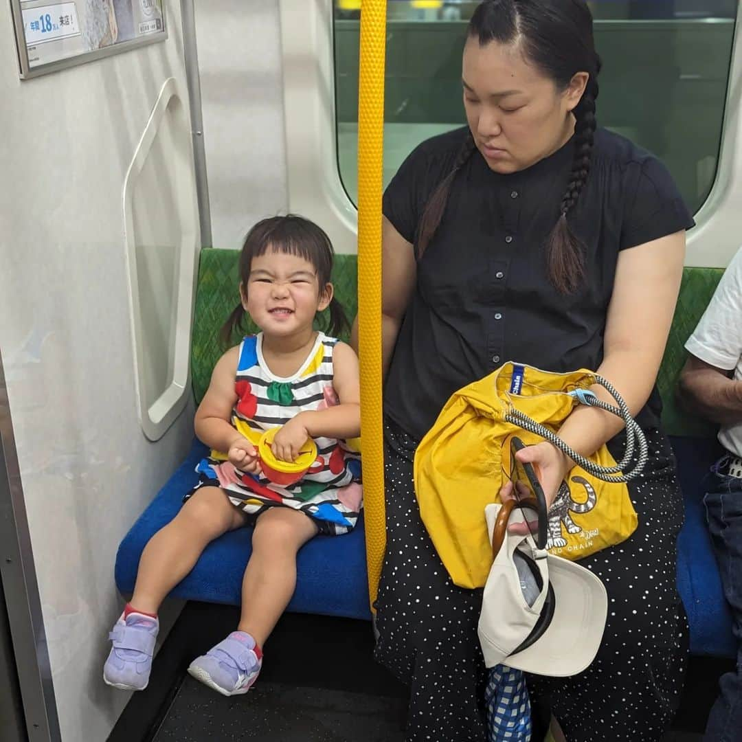 チェリー吉武さんのインスタグラム写真 - (チェリー吉武Instagram)「On August 17th, my daughter Cheriko turned 2 years old.  She likes buses, but now she can take trains.  I will be a father who will not be hated by her daughter  Still cherry fight 🍒  8月17日で娘チェリ子も2歳になりました。  バス好きですが電車にも乗れるようになりました。 娘に哀れに思われないような父親になります  こちら8月20日（日）呼んで頂きました。  【すくすく子育て】  今日深夜1:15〜1:45  NHK Eテレ   【週間さんまとマツコ】  13:00〜13:30  TBS   【サンドどっちマンツアーズ】  18:05～18:43  NHK総合 サンキューチェリーマッチ🍒  まだまだチェリーファイト🥊」8月19日 17時34分 - mrcherry_amazing