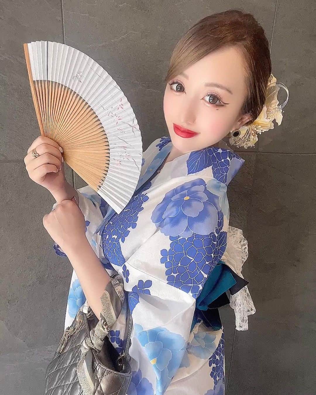白咲えりかのインスタグラム：「暑すンギィ！！！  #love #happy #名古屋 #大阪 #東京 #投資女子  #韓国ファッション #浴衣 #浴衣女子 #錦 #六本木 #歌舞伎町 #銀座 #北新地 #大阪 #中洲 #投資家  #20代投資家と繋がりたい #followforfollowback #いいね返し #instagood #instadaily #instagram #birthday #お誕生日」