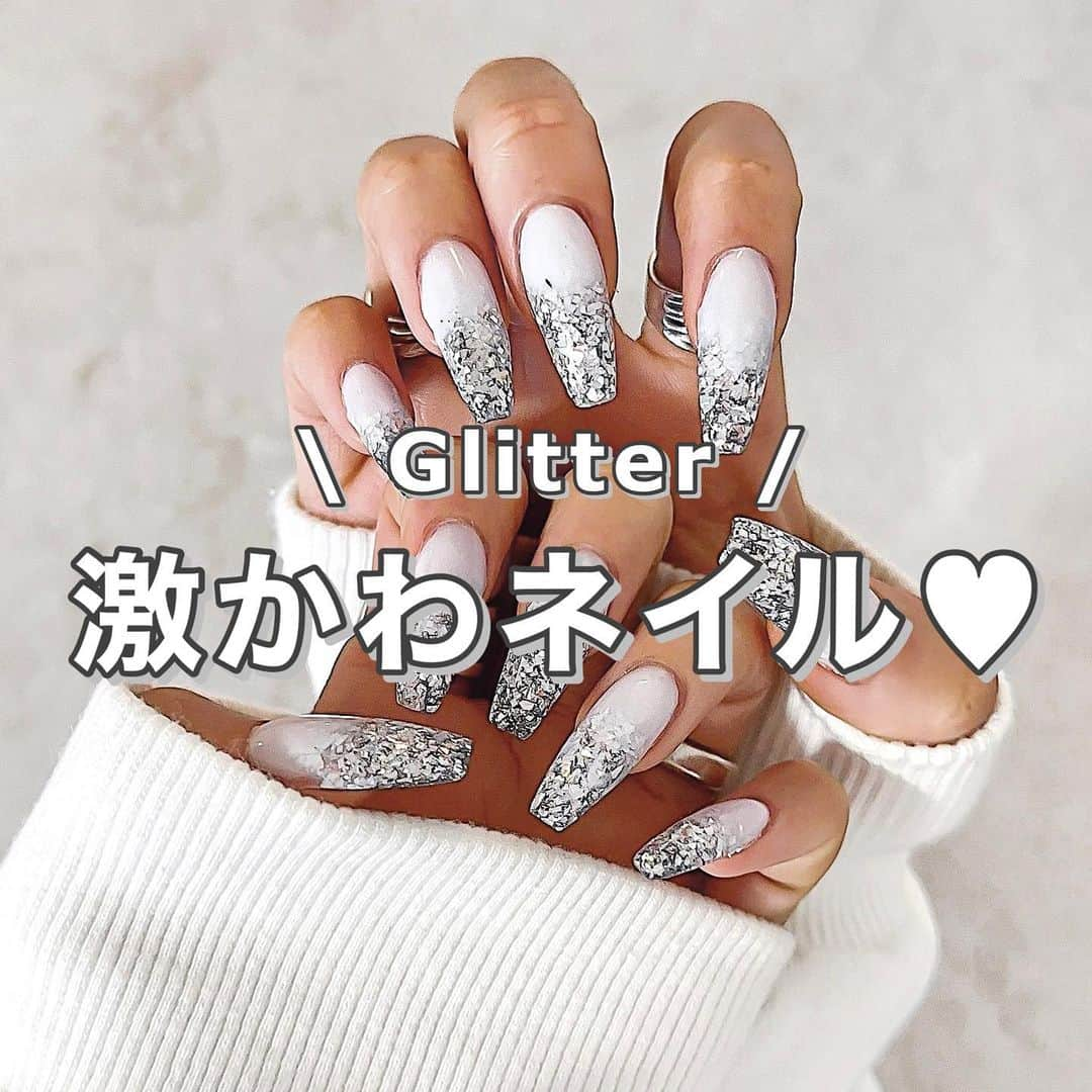 MARIさんのインスタグラム写真 - (MARIInstagram)「New nail🤍🤍🤍 .  今回も可愛すぎる🥹✨ .  角度や光によって光り方が違うから 色んな表情を楽しめるネイルとなっております←誰 .  良かったら保存して参考にしてね🫶🏻 .  #naildesign #glitternails #ネイルデザイン  #バレリーナネイル #スカルプネイル #2023ネイル #ネイルデザイン2023 #シンプルネイル #カジュアルネイル #インスタネイル #お洒落ネイル #トレンドネイル #夏ネイル #サマーネイル #グリッターネイル #キラキラネイル  #海外ネイル #海外ネイルデザイン #アクリルネイル #ホワイトネイル #スカルプネイルデザイン #白ネイル #きらきらネイル #派手ネイル #お洒落女子」8月19日 20時20分 - mar1990_