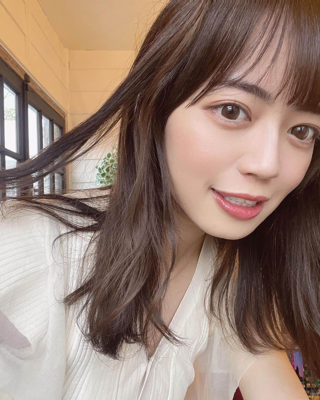 佐藤絵里香さんのインスタグラム写真 - (佐藤絵里香Instagram)「-❤︎ そんなに見てきたら  近づいちゃうんだからっ…🐱🫧  急に近づいてみたらびっくりする？？  このトップスsnidelのやつなんだけど可愛い系でもパンツでも似合うからお気に入りなの〜服ってほんと魅力的🥹🦁🦁🥹 ・ ・ ・ #japanesegirl #japaneseidol #asiagirl #followme #likeme #ootd #idol #偶像 #自撮り #自撮り界隈 #自撮り女子 #いいね返し #スナイデル #snidel #ミディアムヘア #巻き髪」8月19日 20時00分 - erikasato_38